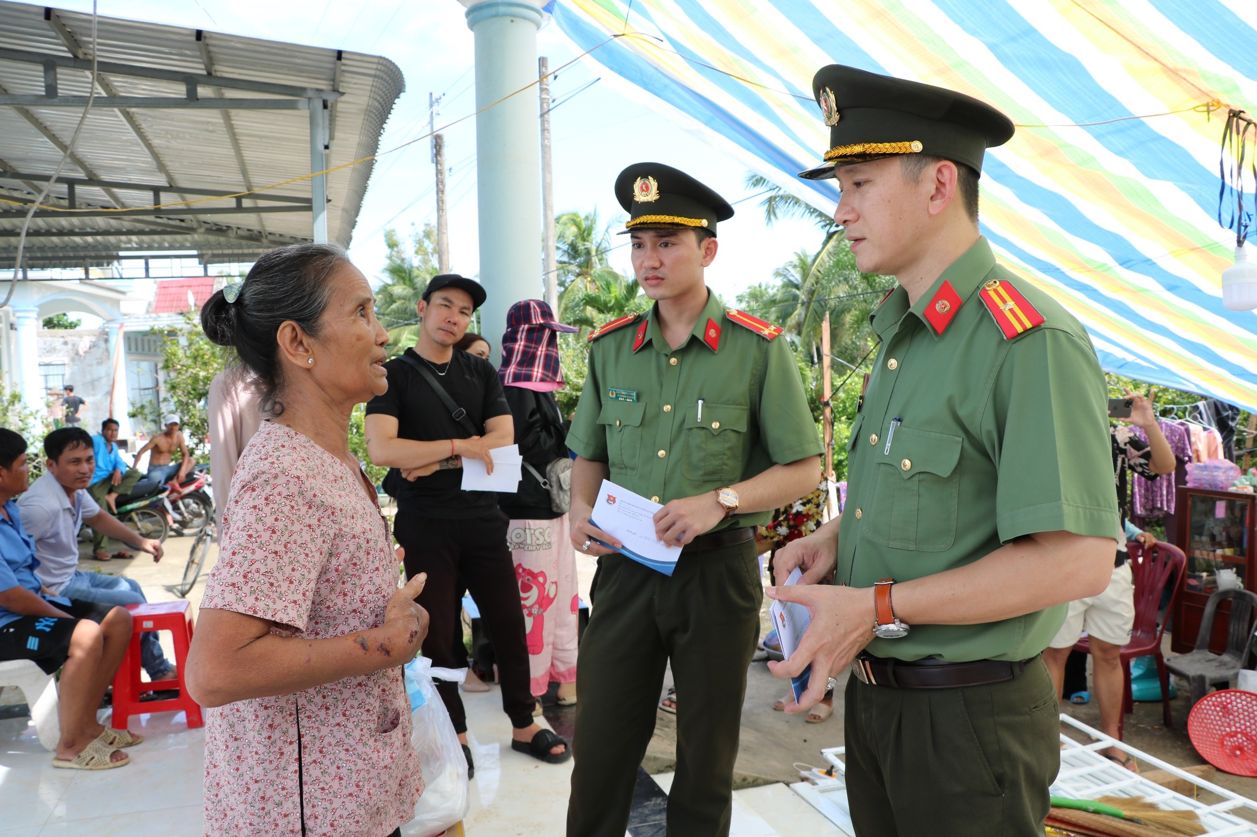 Dân sinh - Công an Kiên Giang hỗ trợ các gia đình bị thiệt hại nặng do bão số 2 (Hình 6).