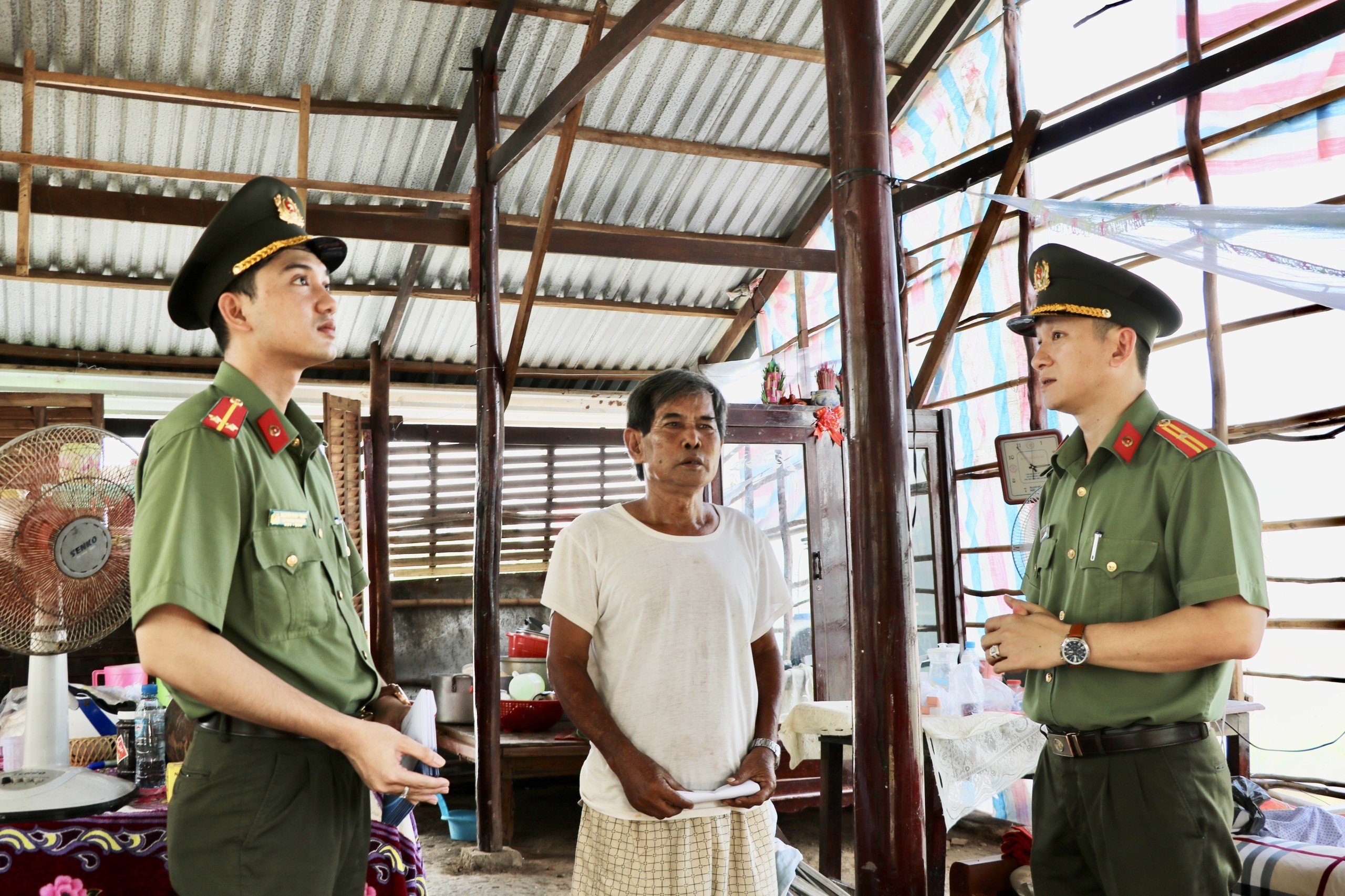 Dân sinh - Công an Kiên Giang hỗ trợ các gia đình bị thiệt hại nặng do bão số 2 (Hình 4).