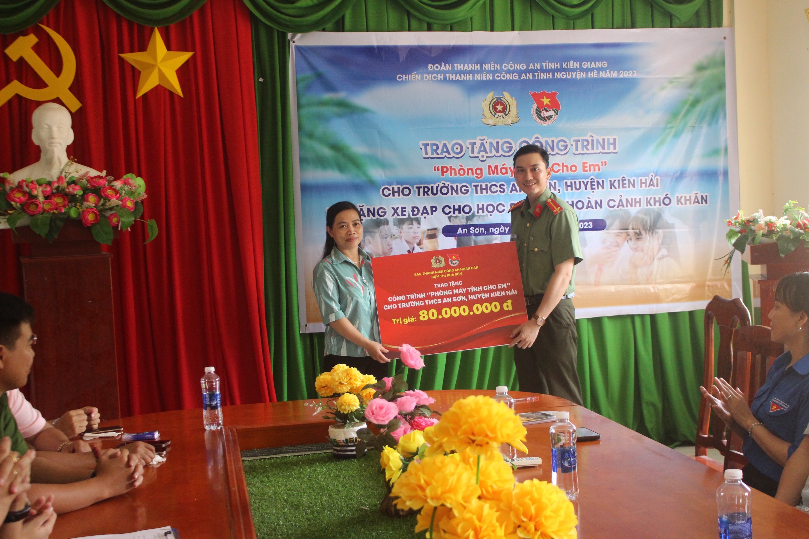 Dân sinh - Công an Kiên Giang trao nhiều phần quà cho học sinh khó khăn