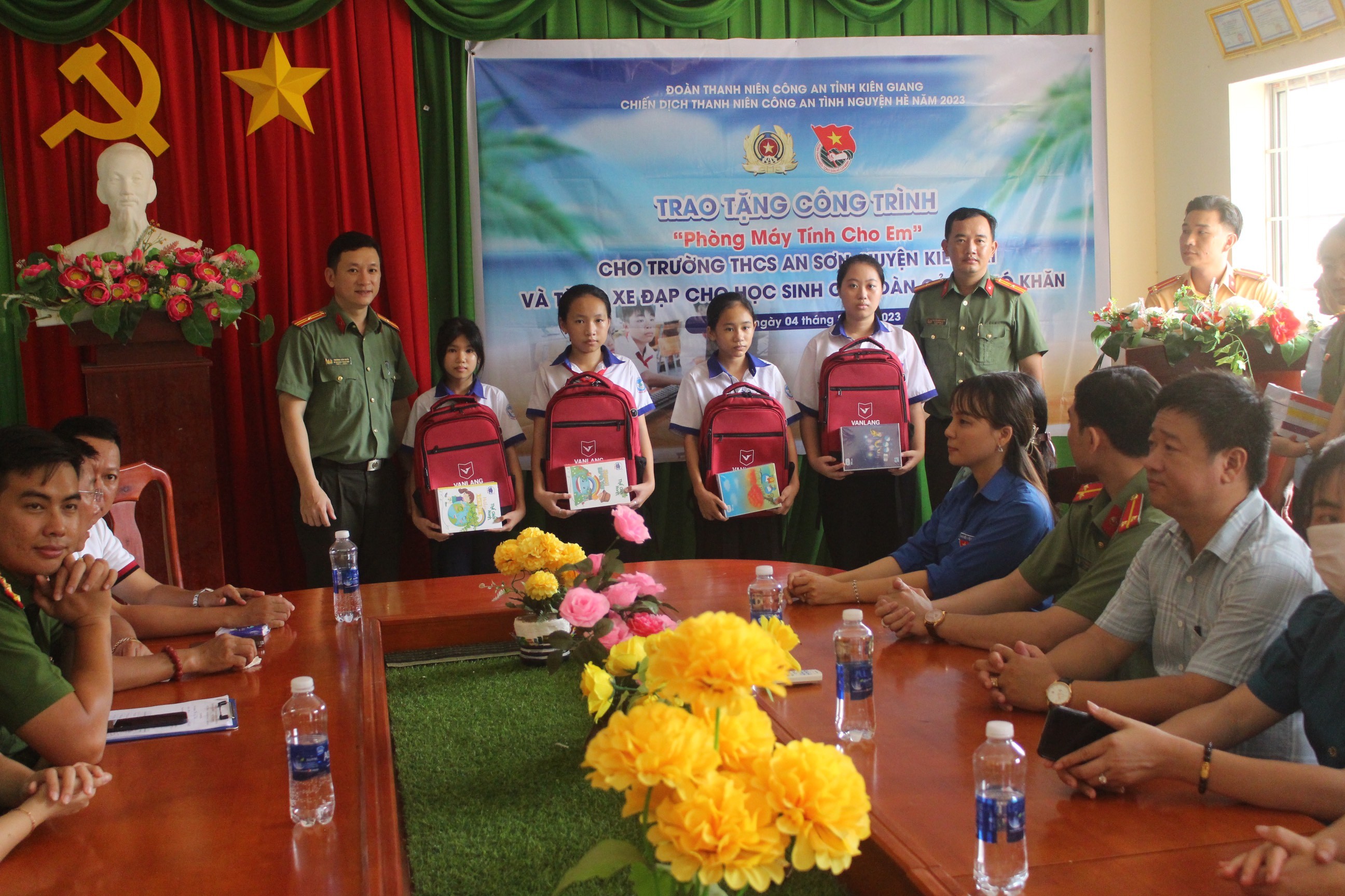 Dân sinh - Công an Kiên Giang trao nhiều phần quà cho học sinh khó khăn (Hình 3).