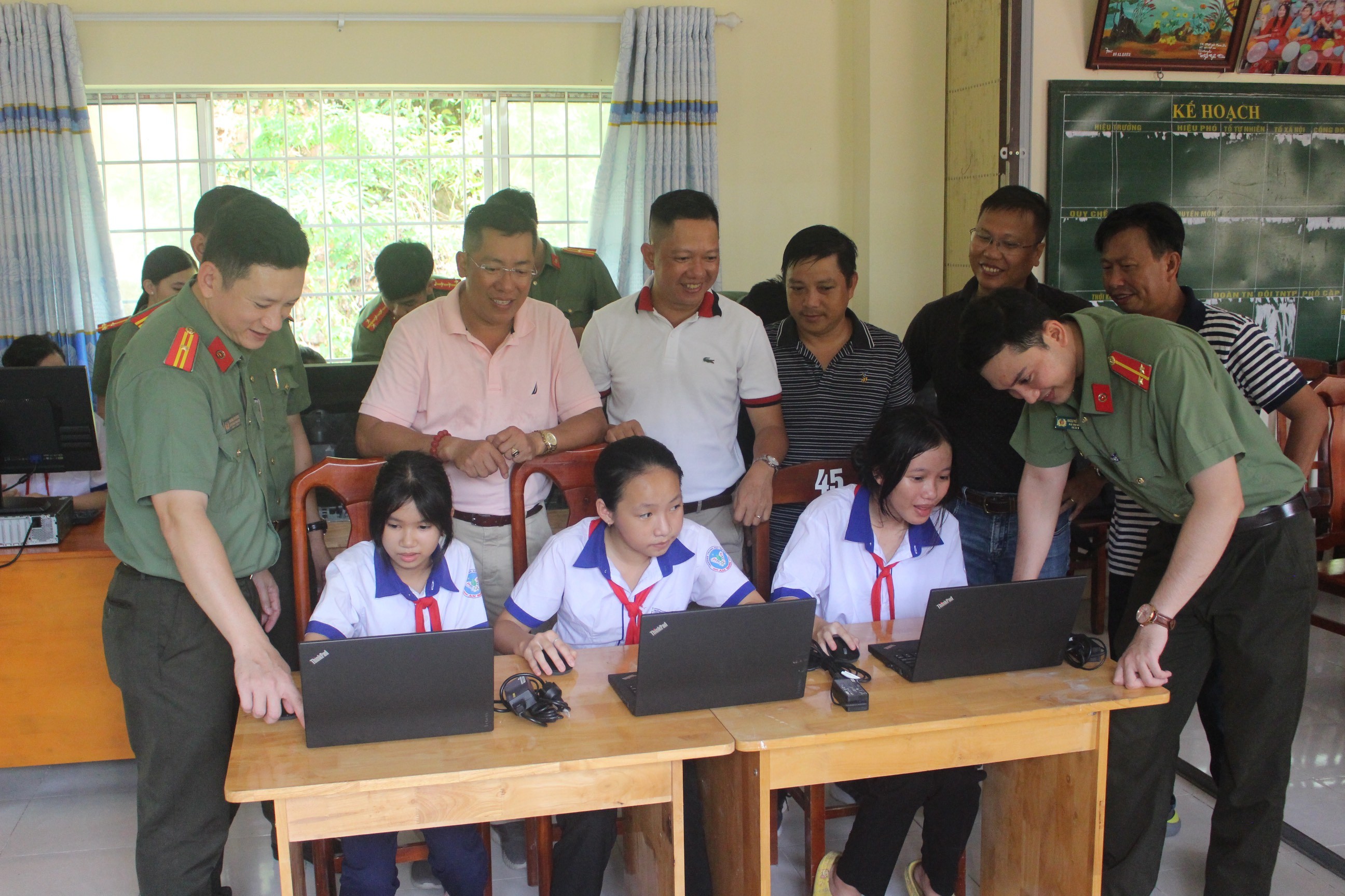 Dân sinh - Công an Kiên Giang trao nhiều phần quà cho học sinh khó khăn (Hình 5).