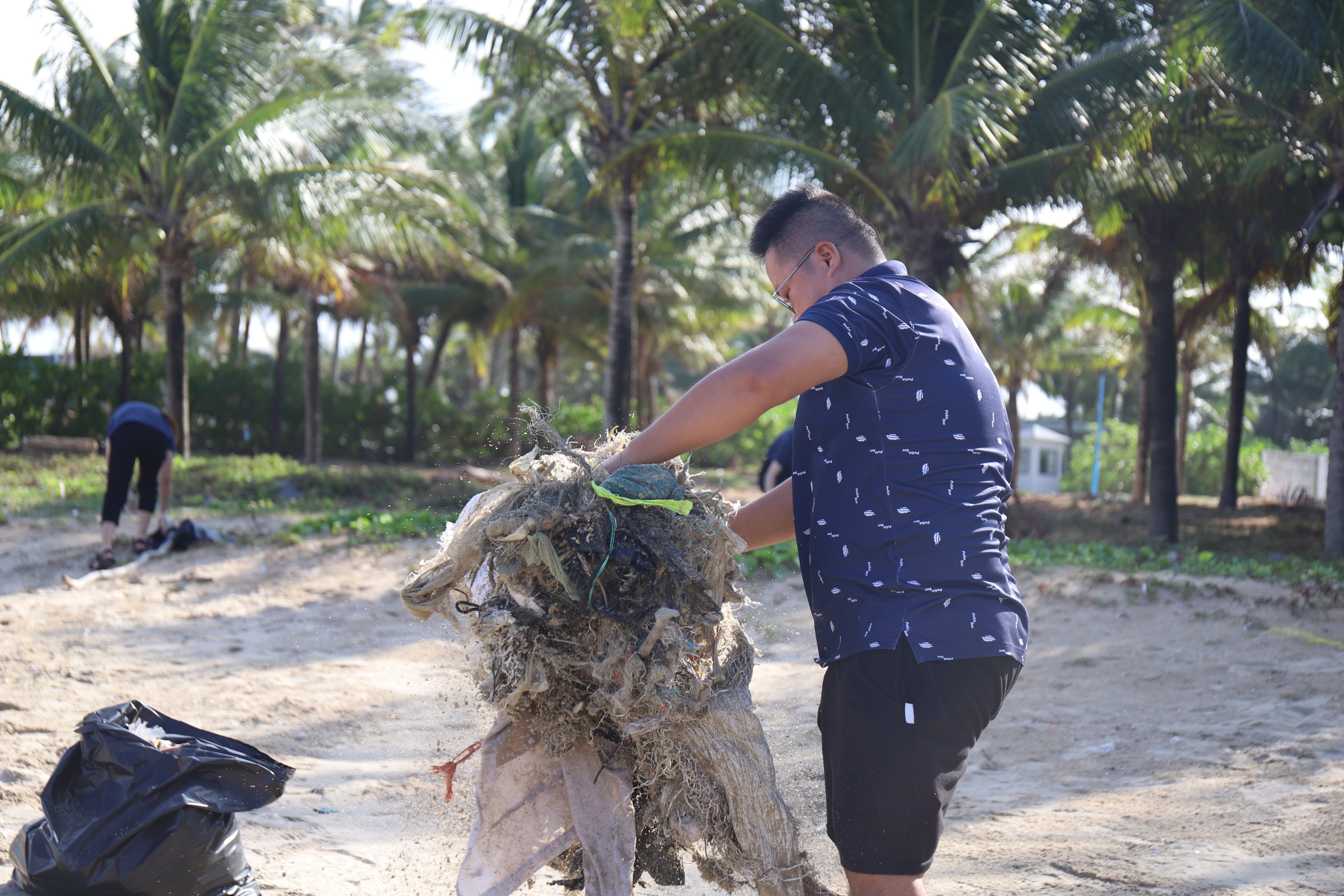 Môi trường - Tp.Phú Quốc: Huy động hơn 400 người thu gom gần 100 tấn rác  (Hình 2).