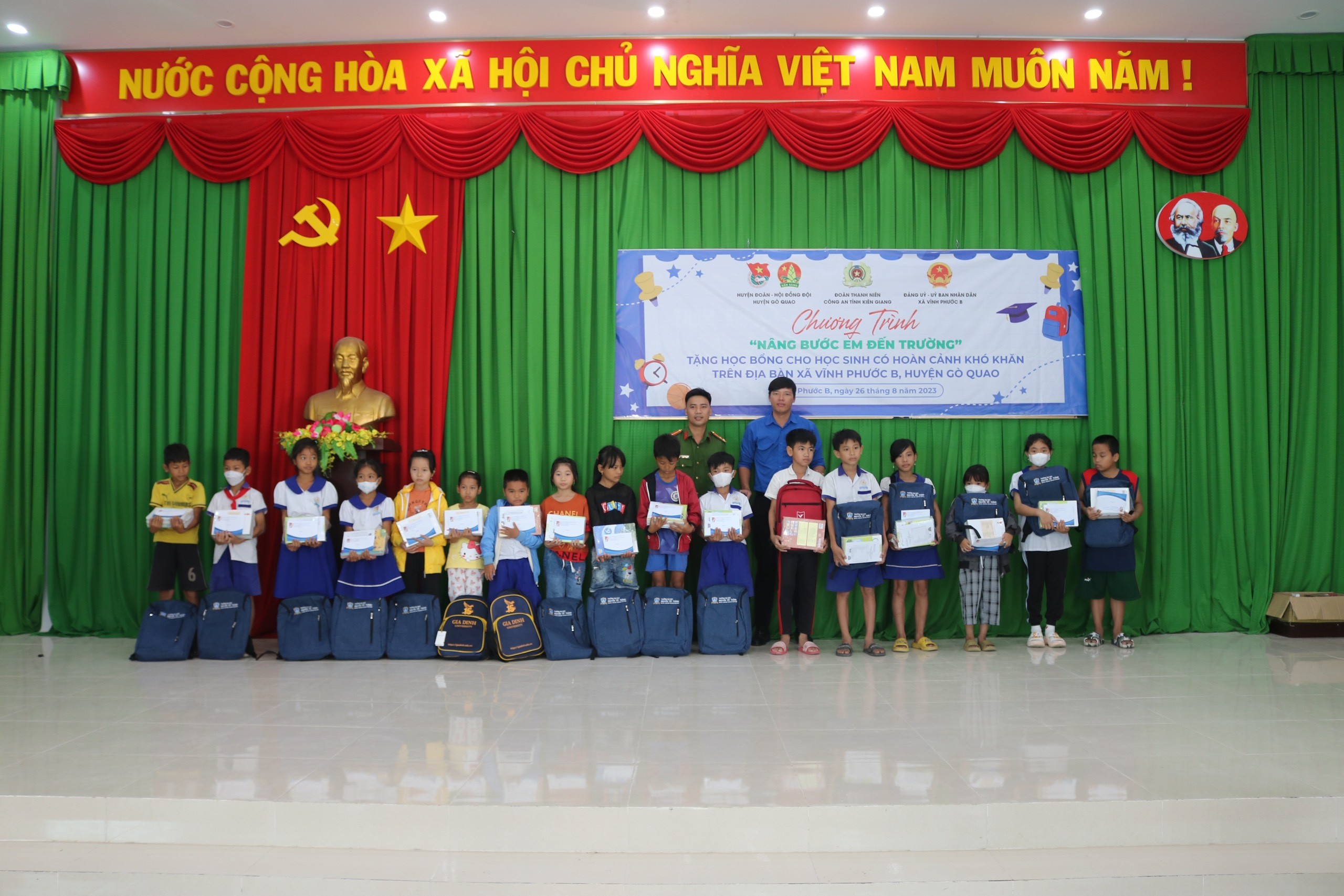 Giáo dục - Công an Kiên Giang trao tặng học bổng cho học sinh khó khăn (Hình 3).