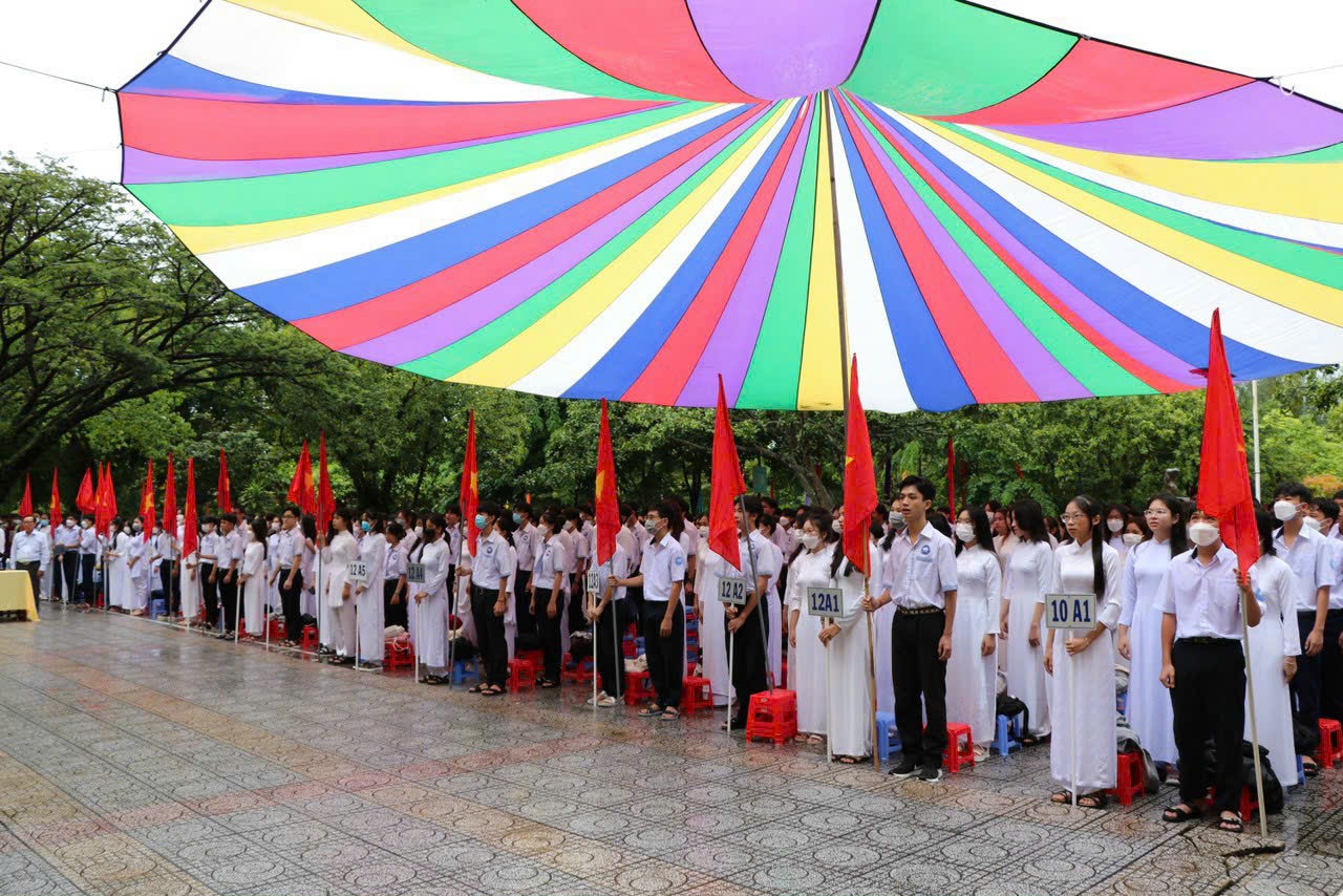 Giáo dục - Giám đốc Công an tỉnh Kiên Giang trao quà cho học sinh khó khăn