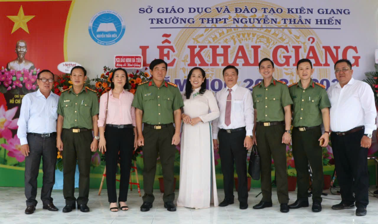Giáo dục - Giám đốc Công an tỉnh Kiên Giang trao quà cho học sinh khó khăn (Hình 2).