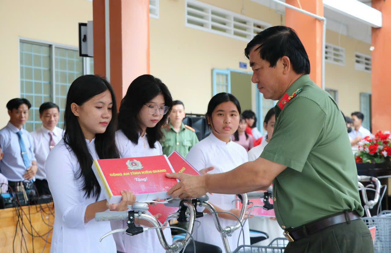 Giáo dục - Giám đốc Công an tỉnh Kiên Giang trao quà cho học sinh khó khăn (Hình 4).