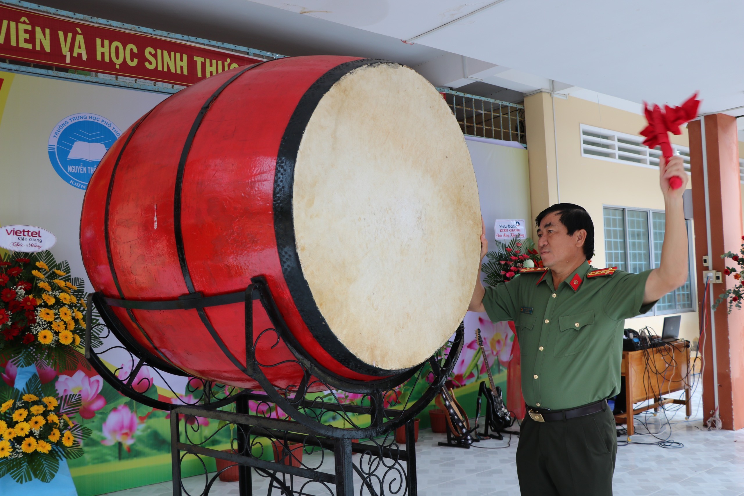 Giáo dục - Giám đốc Công an tỉnh Kiên Giang trao quà cho học sinh khó khăn (Hình 3).