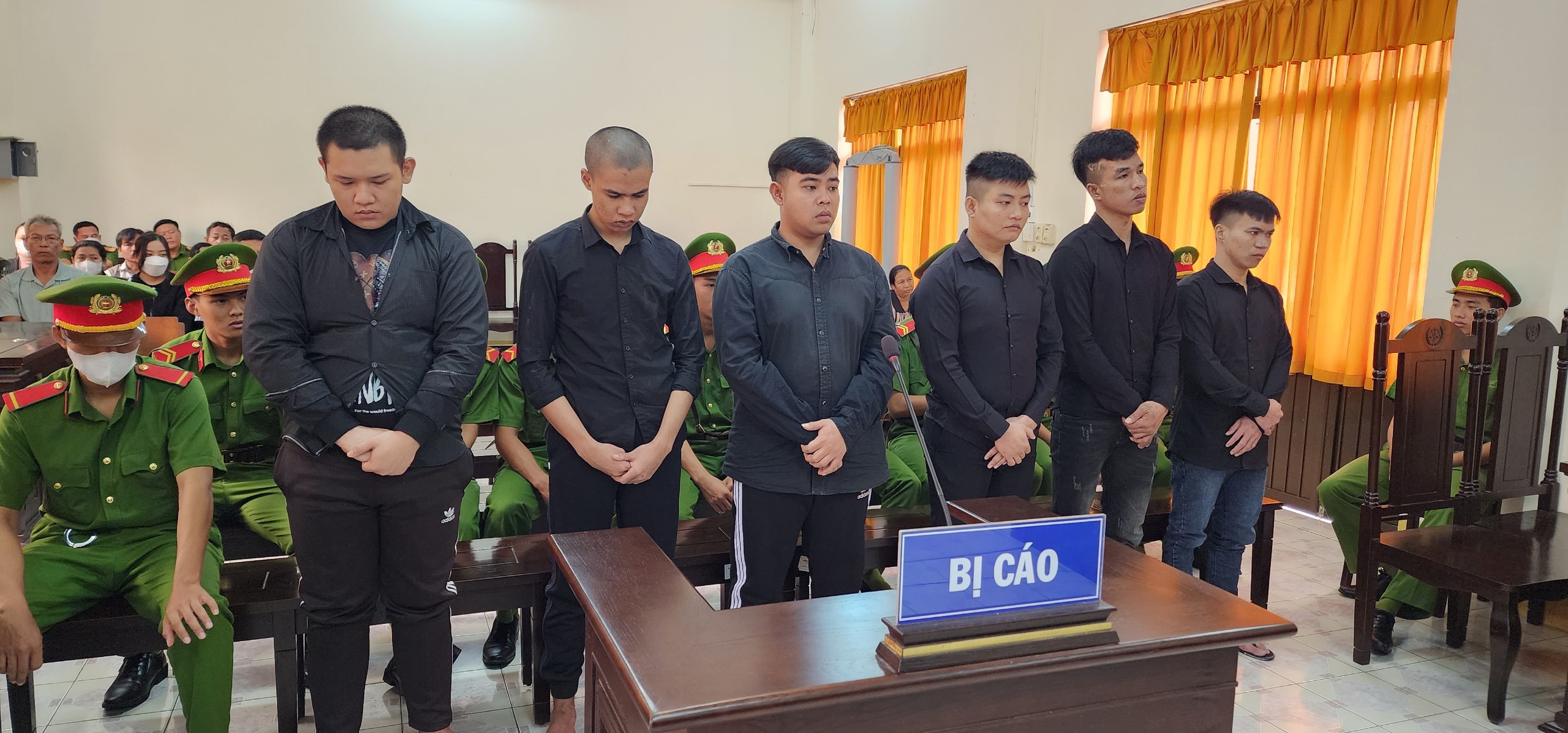 Hồ sơ điều tra - Phạt tù nhóm thanh niên mua bán, tàng trữ vũ khí quân dụng