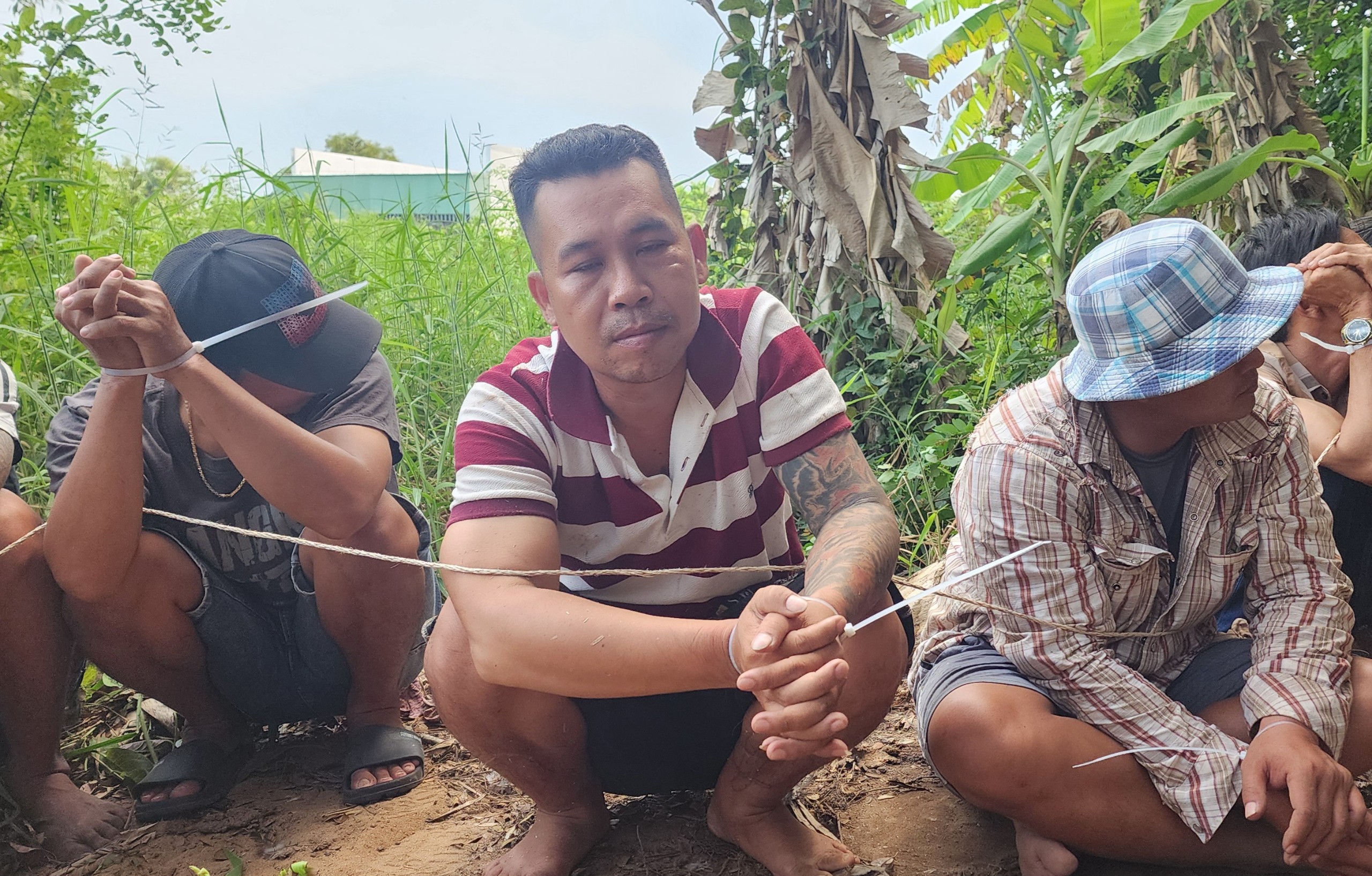 An ninh - Hình sự - Kiên Giang: Bắt quả tang 19 người đàn ông chơi đá gà ăn tiền (Hình 2).