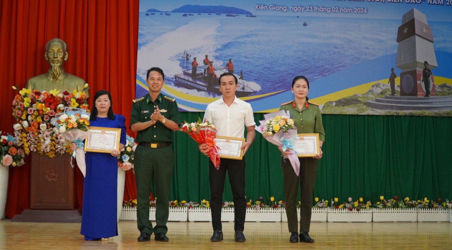 Toàn cảnh - Trao giải 2 cuộc thi về Bộ đội Biên Phòng Kiên Giang (Hình 2).