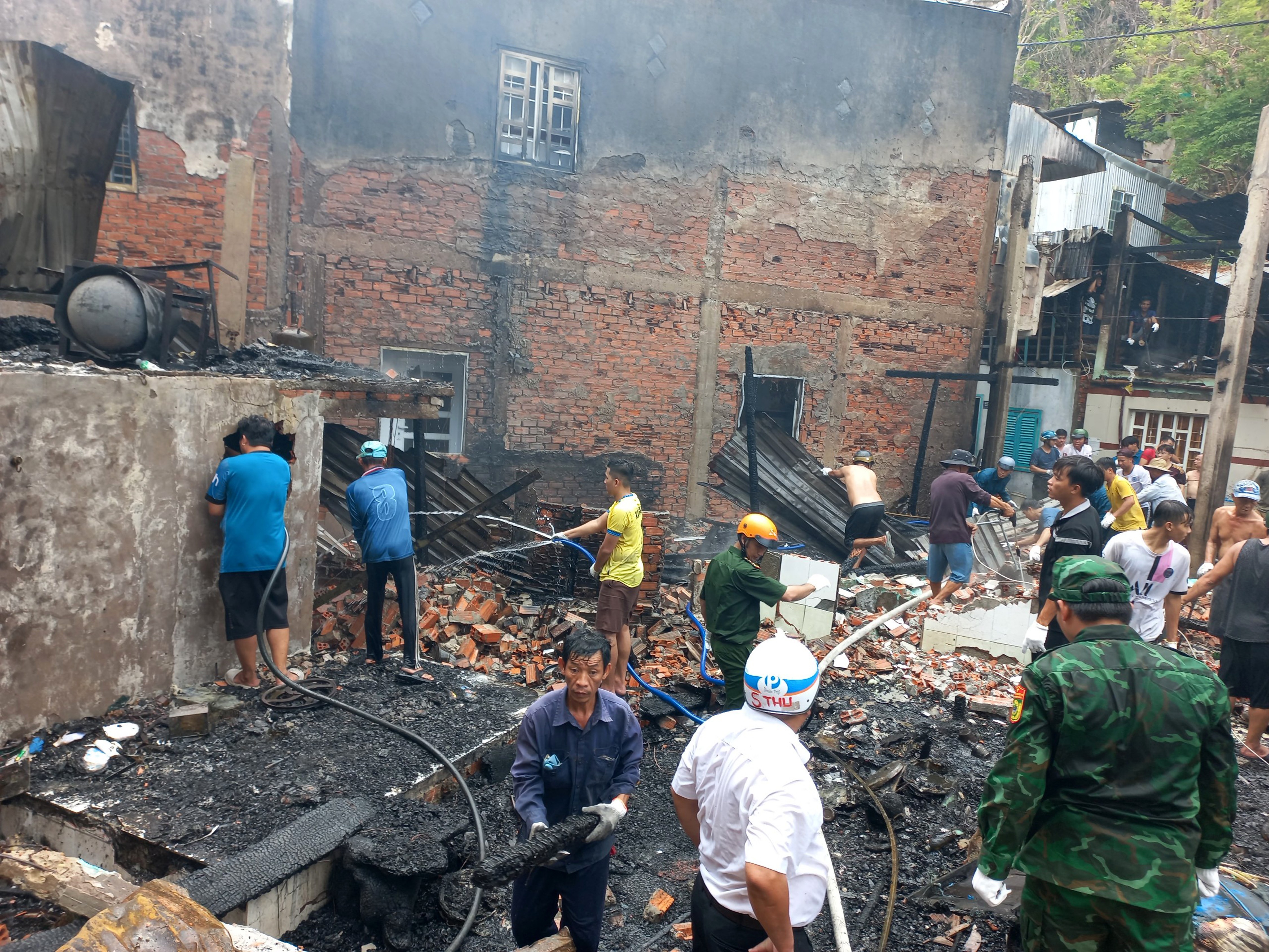 Dân sinh - Kiên Giang: Cán bộ, chiến sĩ đồn biên phòng tích cực chữa cháy nhà dân (Hình 2).