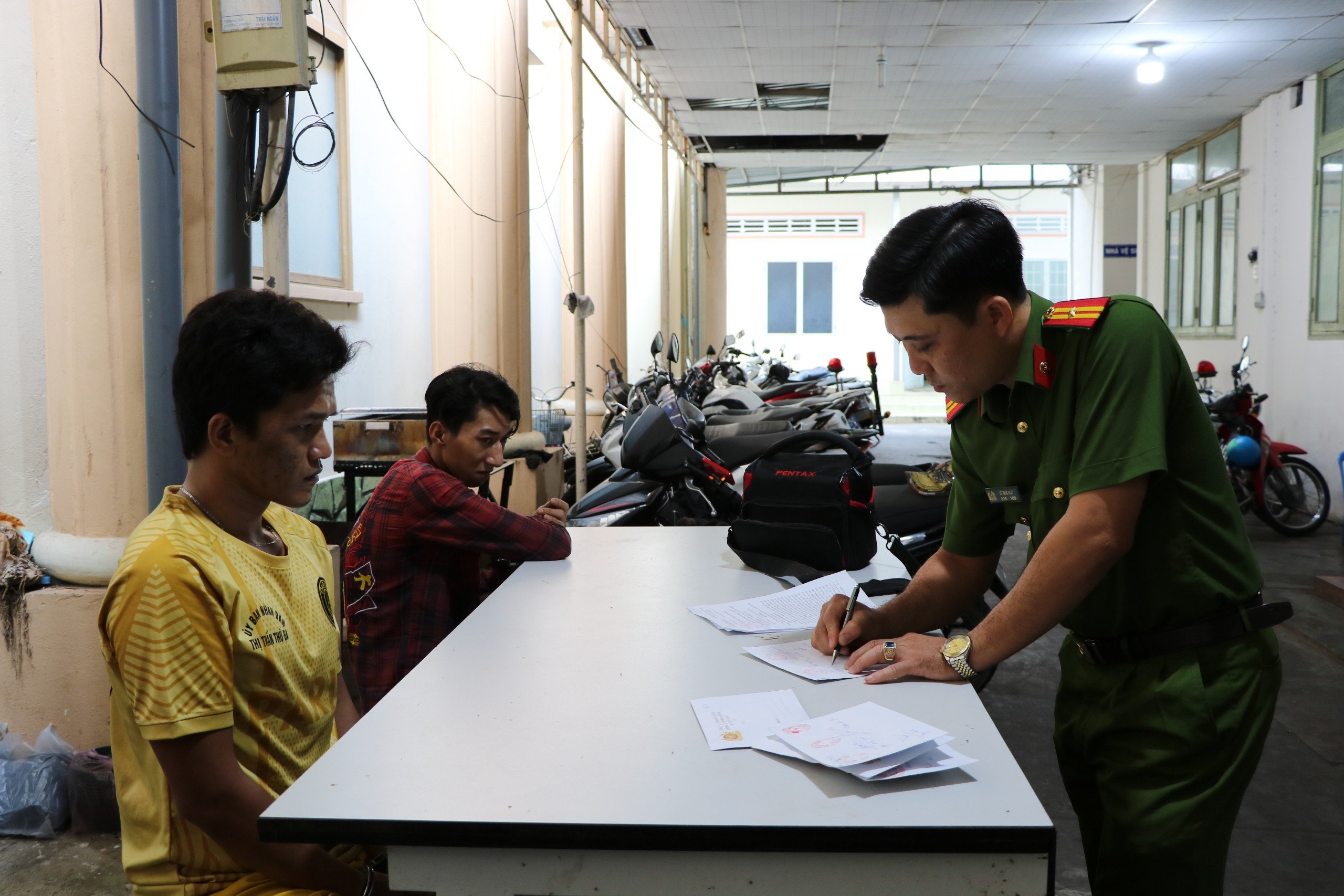 An ninh - Hình sự - Tạm giữ hình sự 2 đối tượng tàng trữ, mua bán trái phép ma tuý