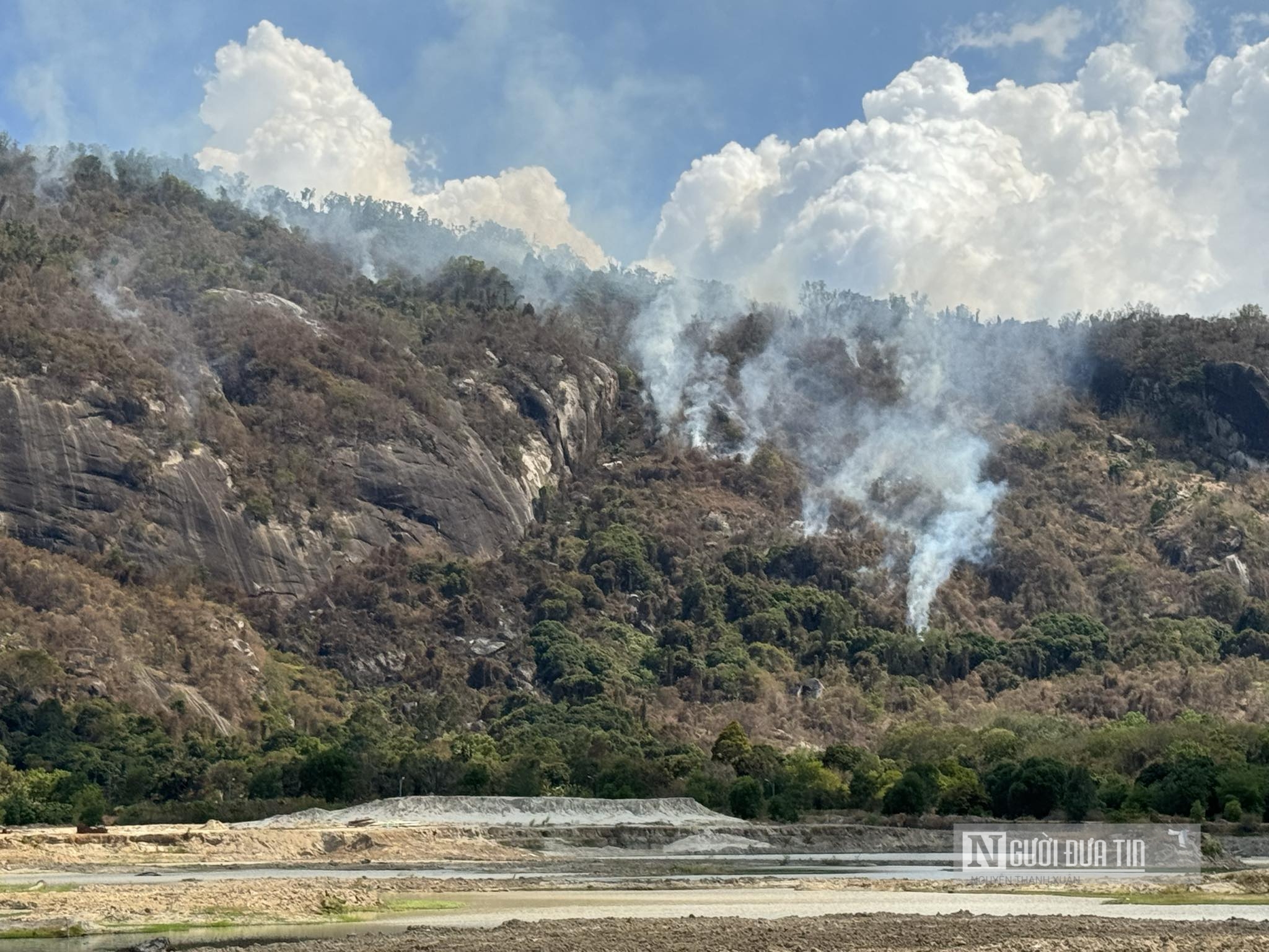 Dân sinh - An Giang: Tiếp tục khống chế đám cháy trên núi Cô Tô