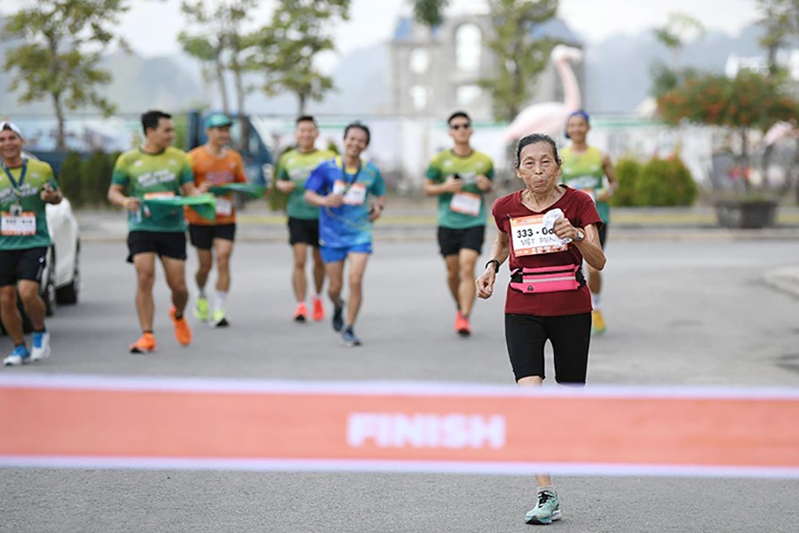 Đời sống - Quảng Ninh: Kinh ngạc cụ bà 83 tuổi ngày nào cũng chạy bộ 10km 'đều như vắt chanh' (Hình 3).