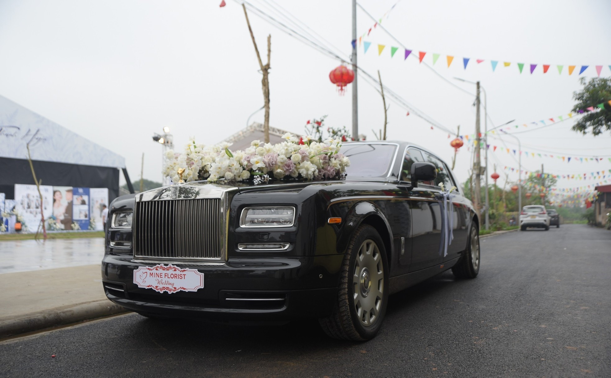 Giải trí - Chú rể Quang Hải dùng xe Rolls Royce Phantom 16 tỷ đồng đi đón dâu (Hình 4).