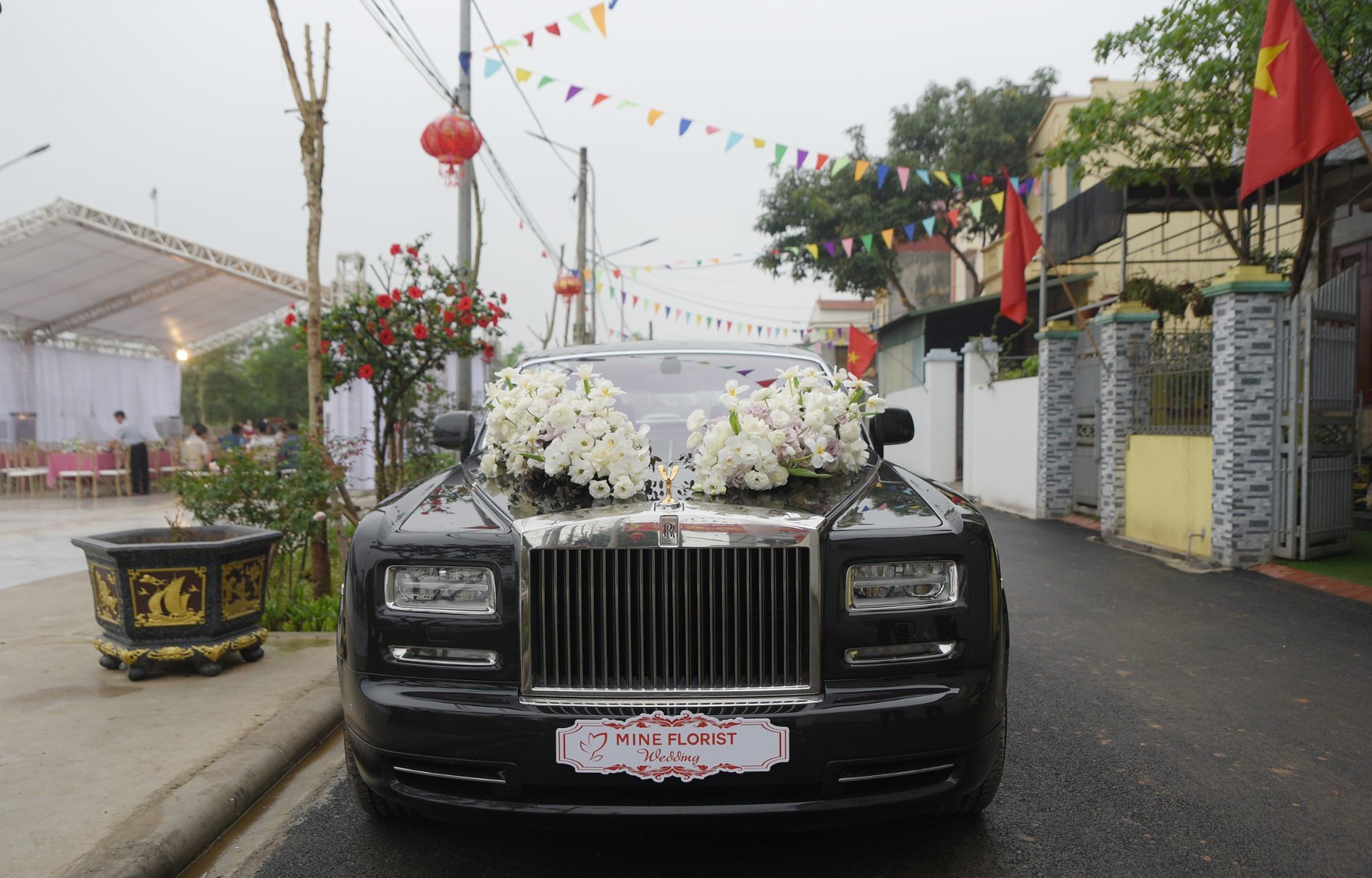 Giải trí - Chú rể Quang Hải dùng xe Rolls Royce Phantom 16 tỷ đồng đi đón dâu