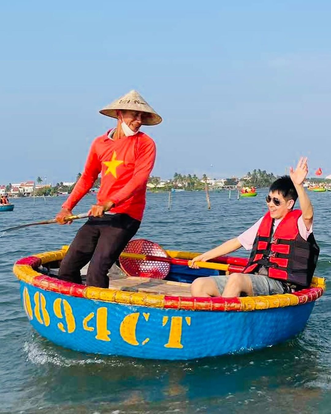 Giải trí - Tài tử “Thiên Long Bát Bộ” gây sốt khi viết tiếng Việt, chèo thuyền thúng trải nghiệm ở Hội An (Hình 5).
