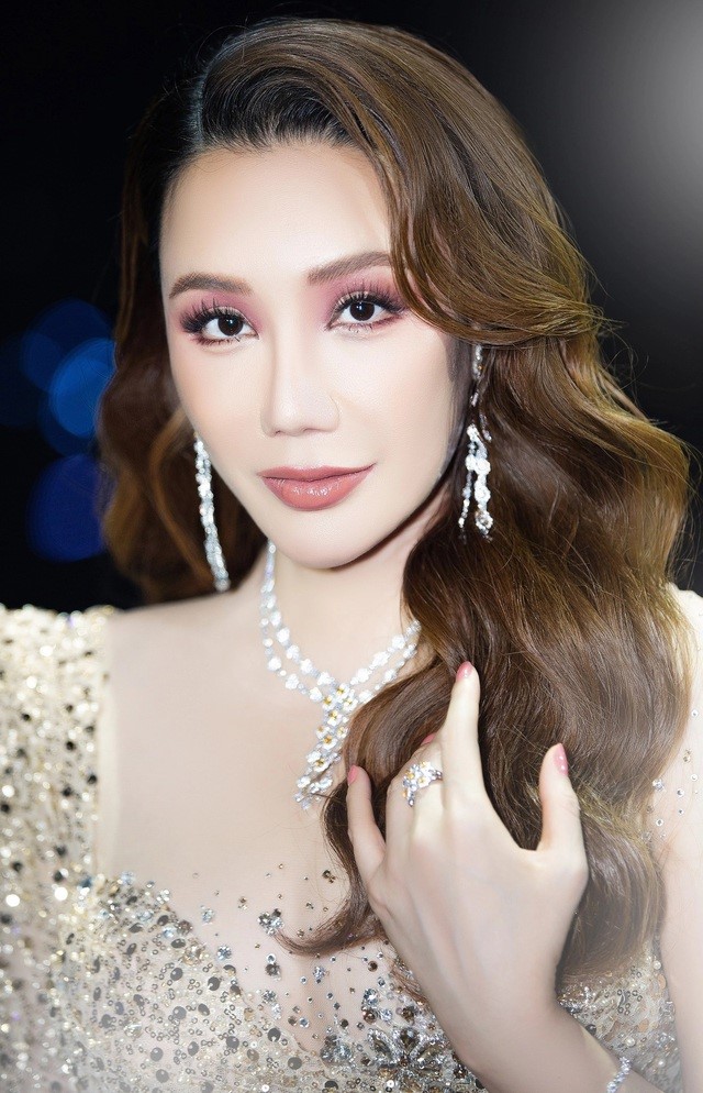 Giải trí - Đại gia ngầm của giới showbiz: Cuộc sống giàu có và bí ẩn ở tuổi U50