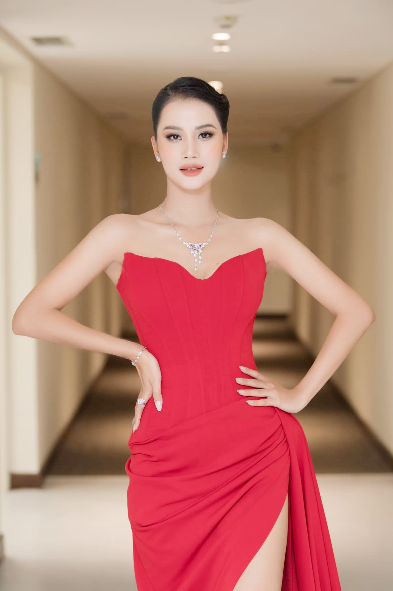 Giải trí - Từ mỹ nhân 10 năm chăn trâu đến 'người phụ nữ quyền lực' Miss Universe Vietnam (Hình 2).