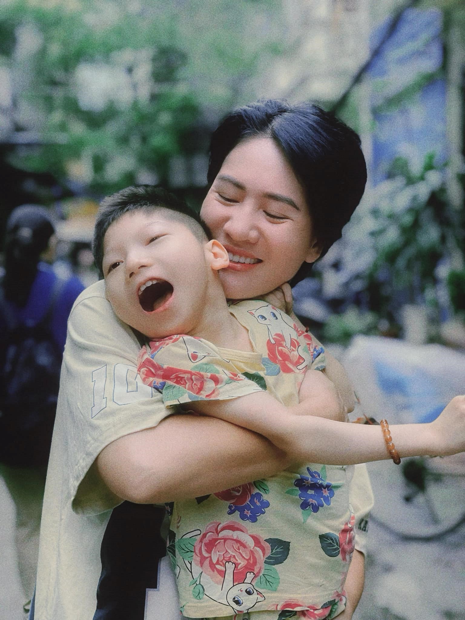 Giải trí - Xúc động hình ảnh “người mẹ phi thường” bên con gái bị bại não đón sinh nhật tuổi 14 (Hình 2).