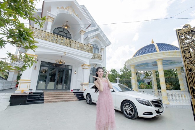 Giải trí - Hoa hậu Việt tặng ba mẹ biệt thự sang trọng, hoành tráng cả 1.000m2 (Hình 2).