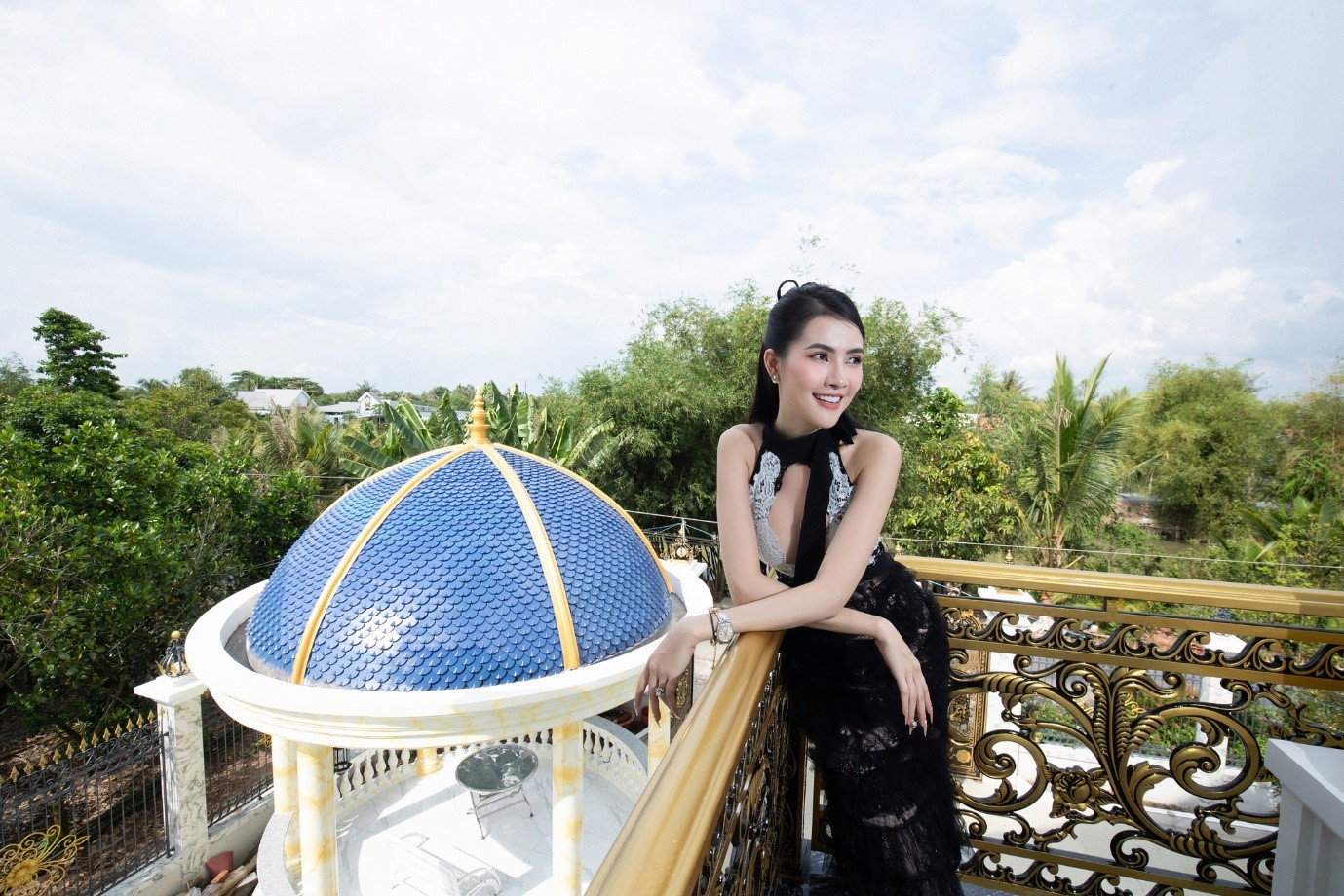 Giải trí - Hoa hậu Việt tặng ba mẹ biệt thự sang trọng, hoành tráng cả 1.000m2 (Hình 9).