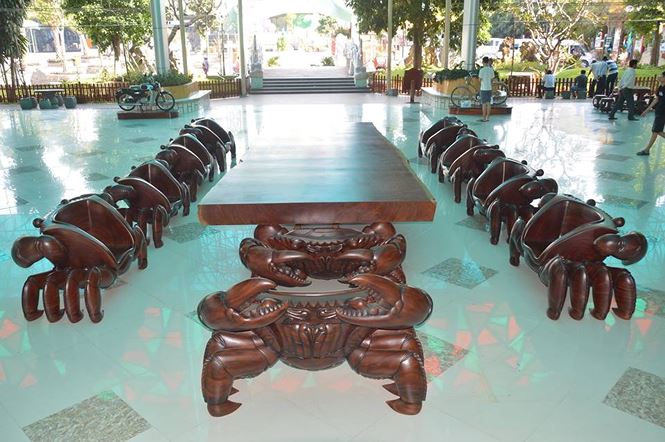 Bộ salon được anh Thái Tuấn trưng bày tại điểm dừng chân Tân Huê Viên (xã An Hiệp, H.Châu Thành, T.Sóc Trăng).