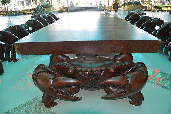 Chiếc bàn dài 4,9m, rộng 2,3m, dày 22cm được làm từ gỗ gõ đỏ Indonesia.