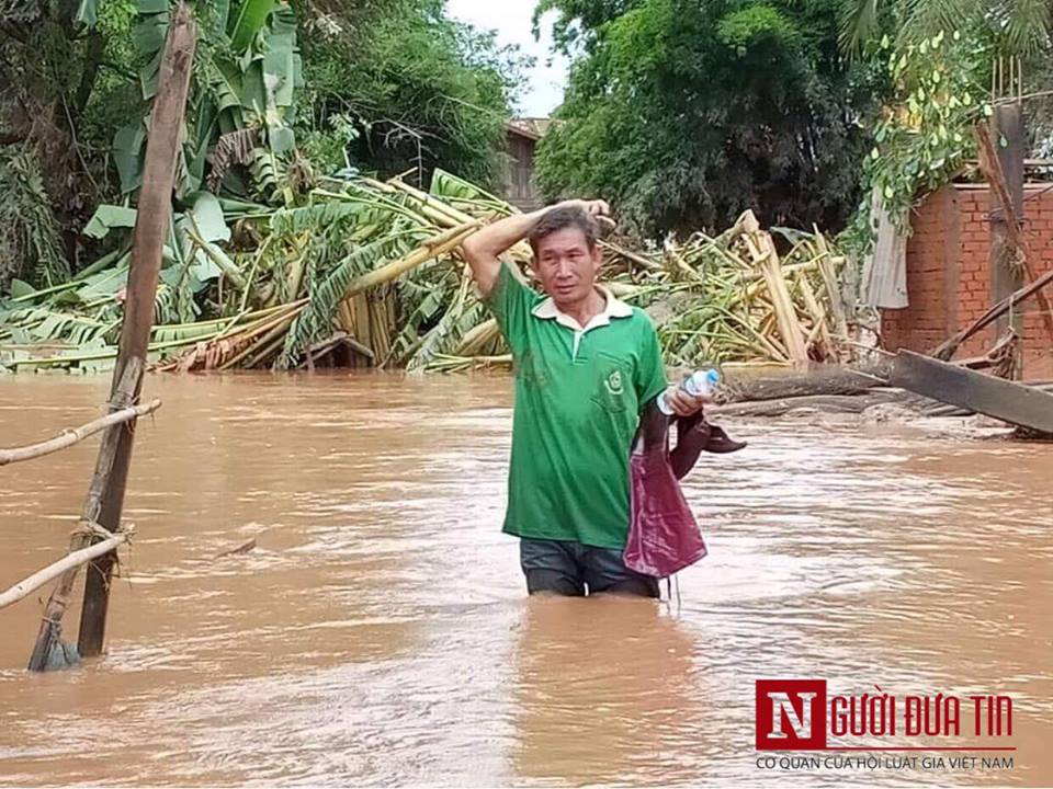 Nước đã rút đi khá nhiều so với thời điểm vỡ đập hôm 23/7 nhưng vẫn còn cao đến bắp đùi người lớn