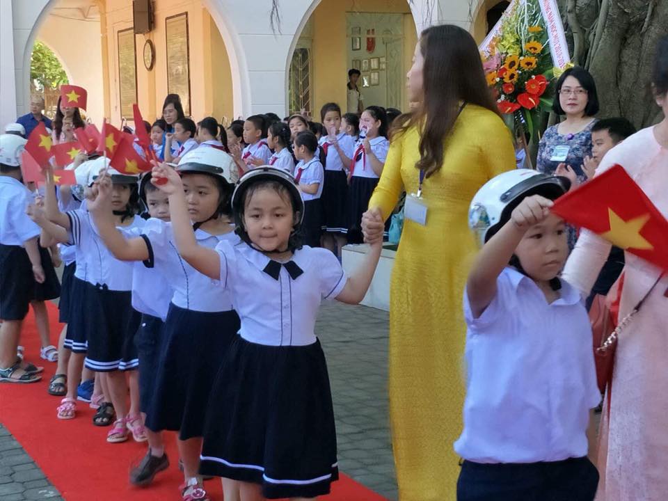 Trong khi đó, các anh/chị lớp 1 tại trường tiểu học Phù Đổng, quận Hải Châu, Đà Nẵng dự lễ khai giảng sáng 5/9 với cờ hoa phấp phới