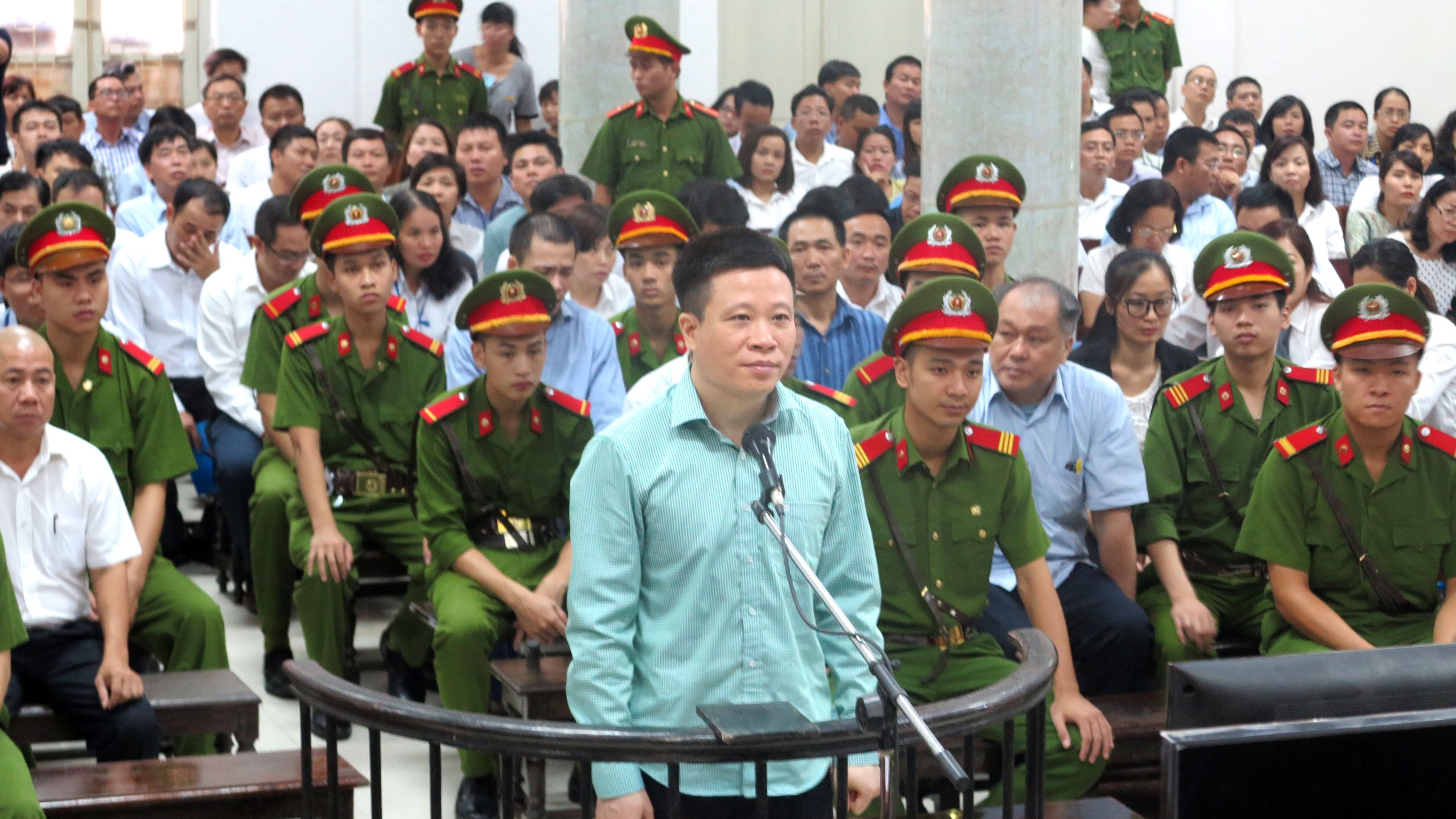 Tài chính - Ngân hàng - Từ bảo vệ 'nhảy vọt' thành trưởng phòng ngân quỹ DongABank: Nỗi đau của nhân viên ngân hàng (Hình 2).