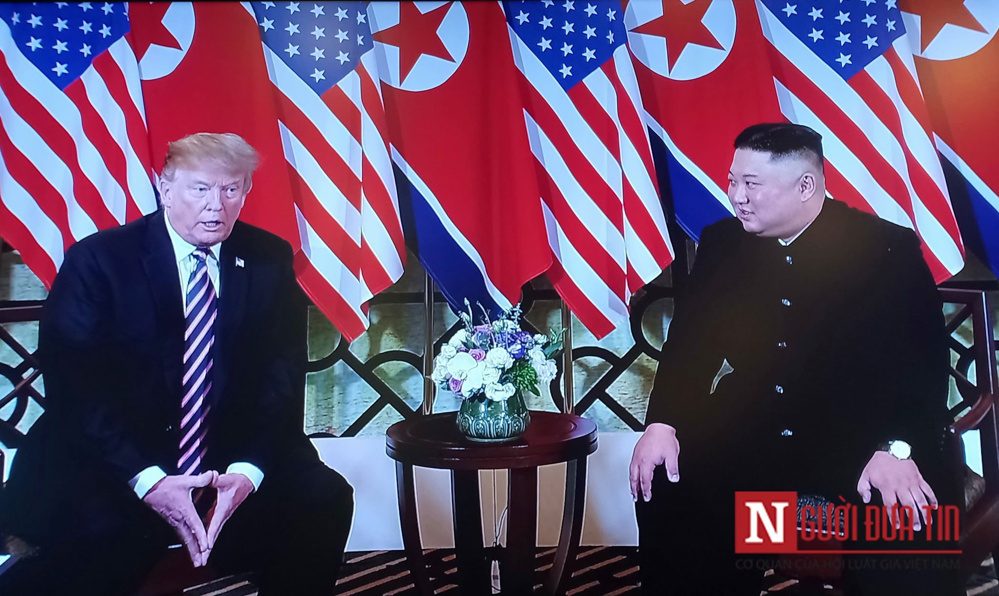 Tin nhanh - Cái bắt tay lịch sử của Tổng thống Mỹ Donald Trump và Chủ tịch Triều Tiên Kim Jong-un tại Hà Nội (Hình 3).