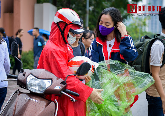 Giáo dục - Thi vào lớp 10: Thí sinh đội mưa, vội vã đi thi trong ngày đầu tiên