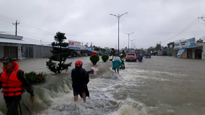 Tin nhanh - Người già, trẻ nhỏ 'chôn chân' ở sân bay Tân Sơn Nhất vì cơn “đại hồng thủy” tại Phú Quốc (Hình 5).