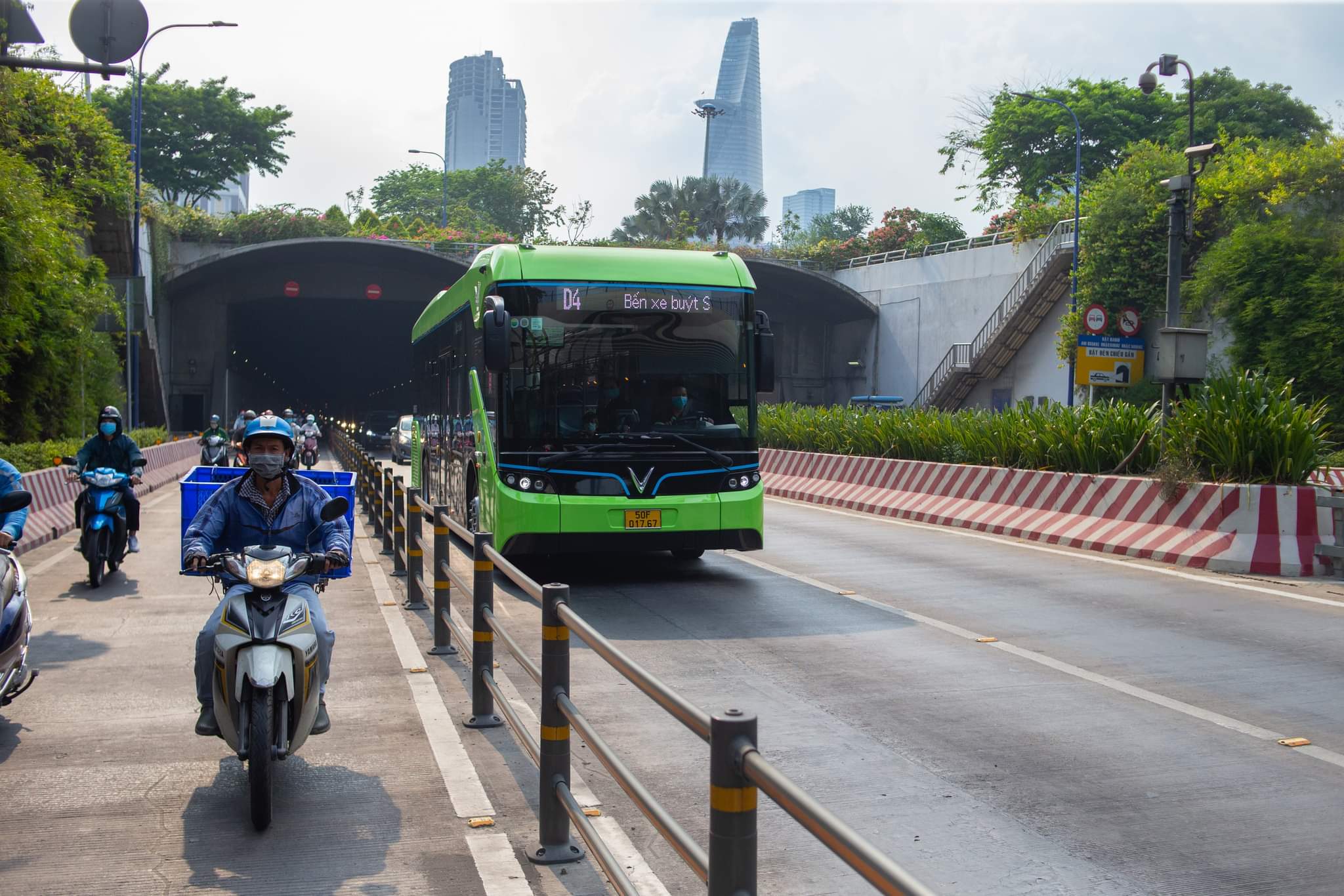 Kinh tế - Người dân Tp.HCM trải nghiệm VinBus: “Như đi du lịch giữa lòng thành phố” (Hình 2).