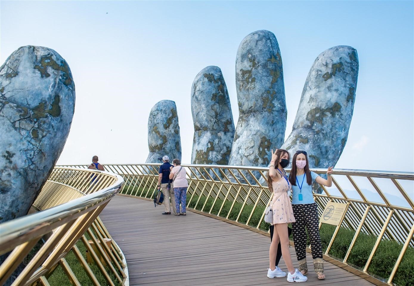 Cần biết - Đông đảo du khách hào hứng thăm Sun World Ba Na Hills ngày đầu mở cửa  (Hình 4).