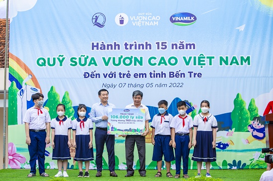 Kinh tế - Quỹ sữa Vươn cao Việt Nam và Vinamilk khởi động hành trình năm thứ 15, mang 1,9 triệu ly sữa đến với trẻ em