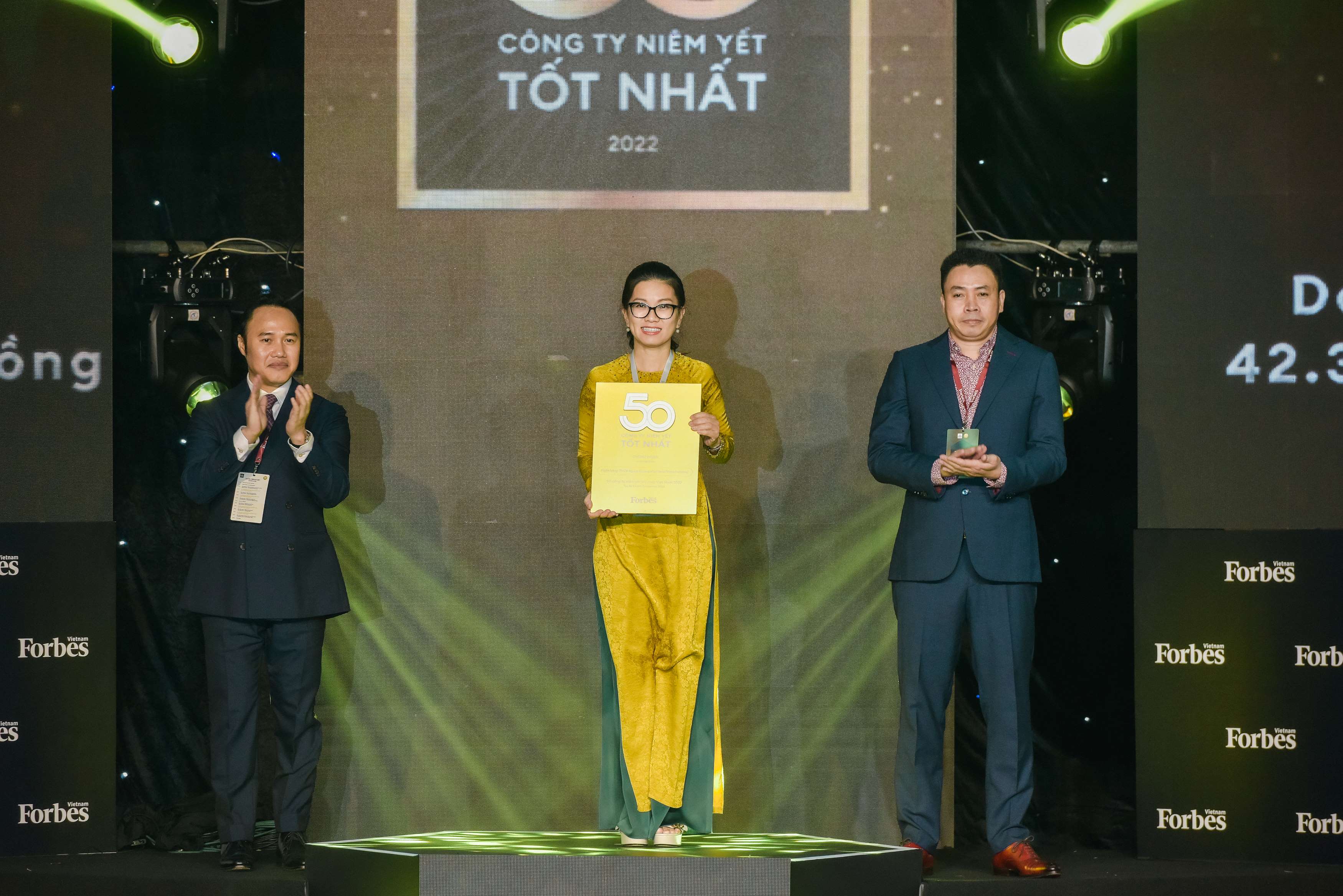 Kinh tế - Vietcombank &ndash; ng&acirc;n hàng duy nhất 10 lần li&ecirc;n tục được vinh danh Top 50 c&ocirc;ng ty ni&ecirc;m yết tốt nhất Việt Nam