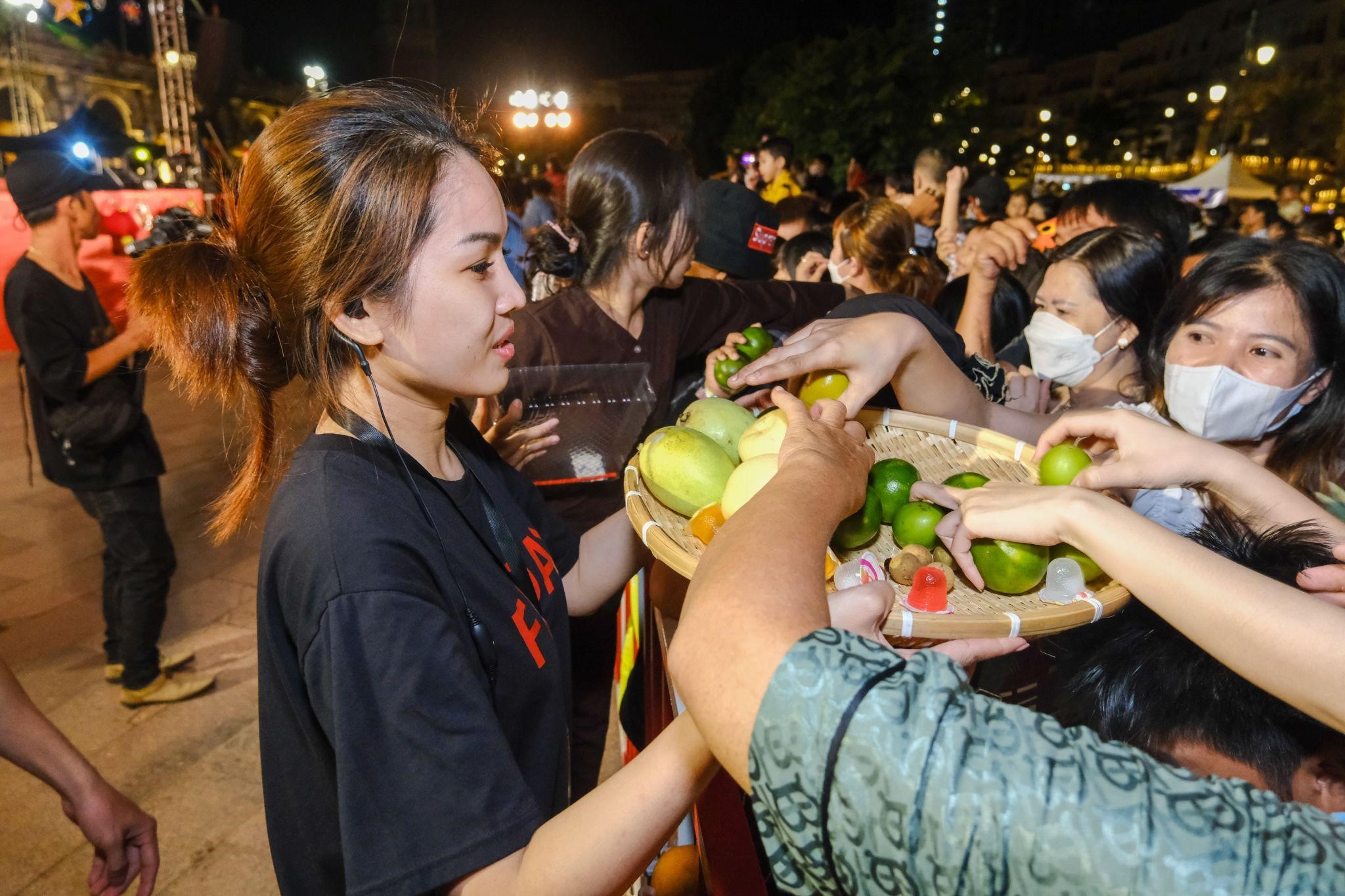 Kinh tế - Đêm hội Trăng Rằm ở Thị trấn Địa Trung Hải thu hút 10000 người tham dự (Hình 10).