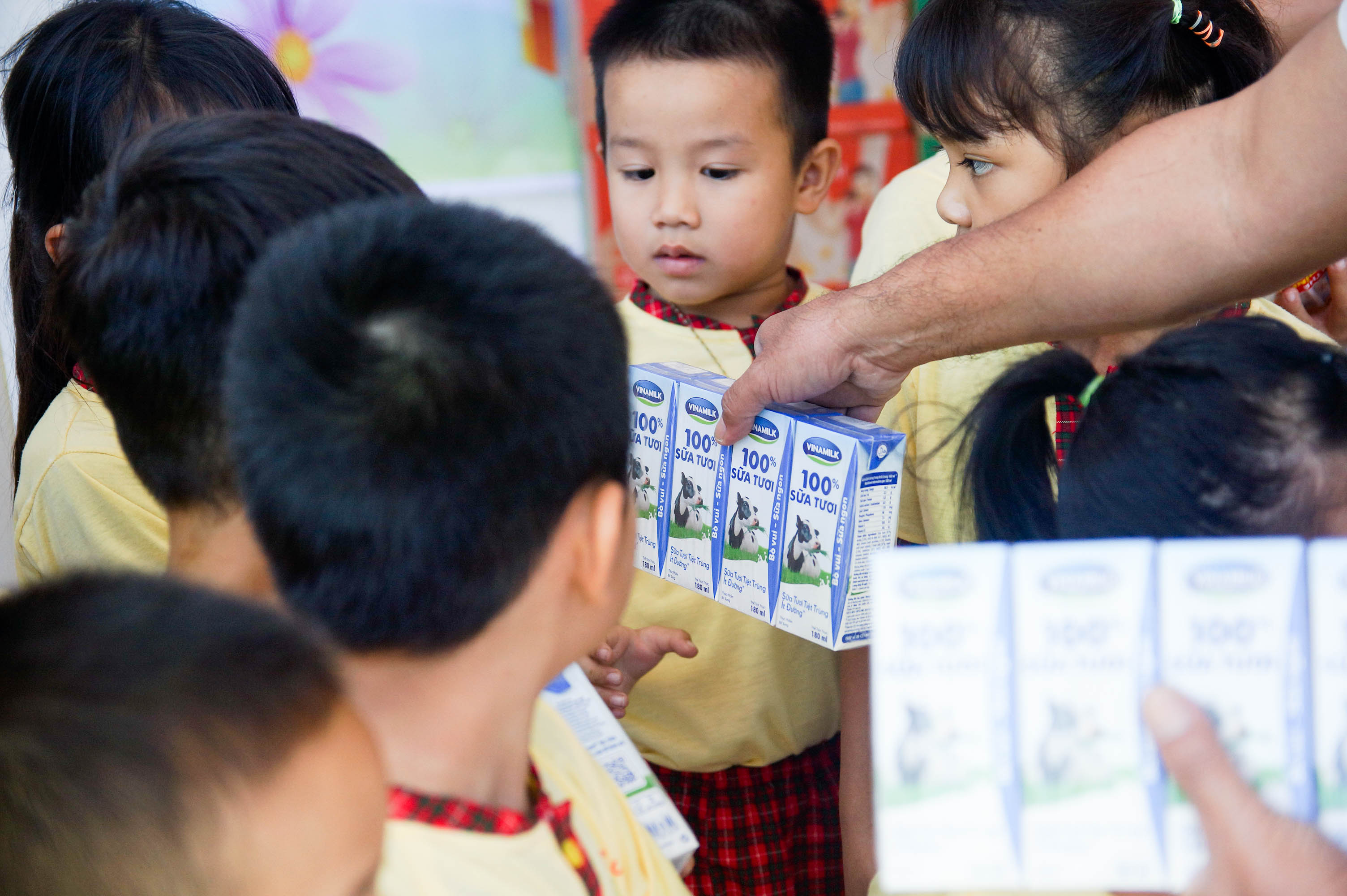 Kinh tế - Vinamilk chung tay chia sẻ khó khăn với đồng bào miền Trung (Hình 2).