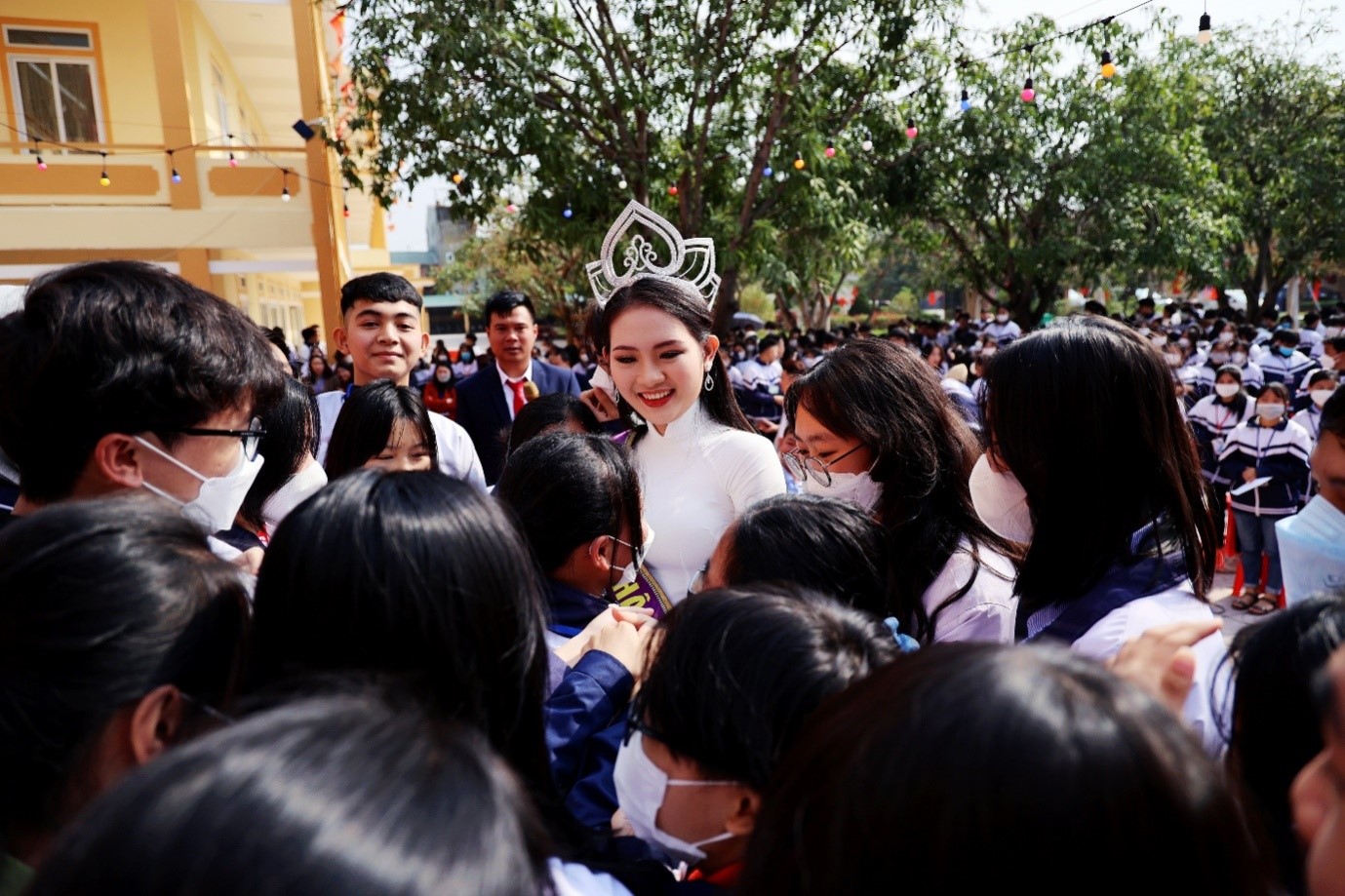 Văn hoá - Hoa hậu Việt Nam Thời đại 2022 Nguyễn Mai Anh về thăm trường cũ  (Hình 4).