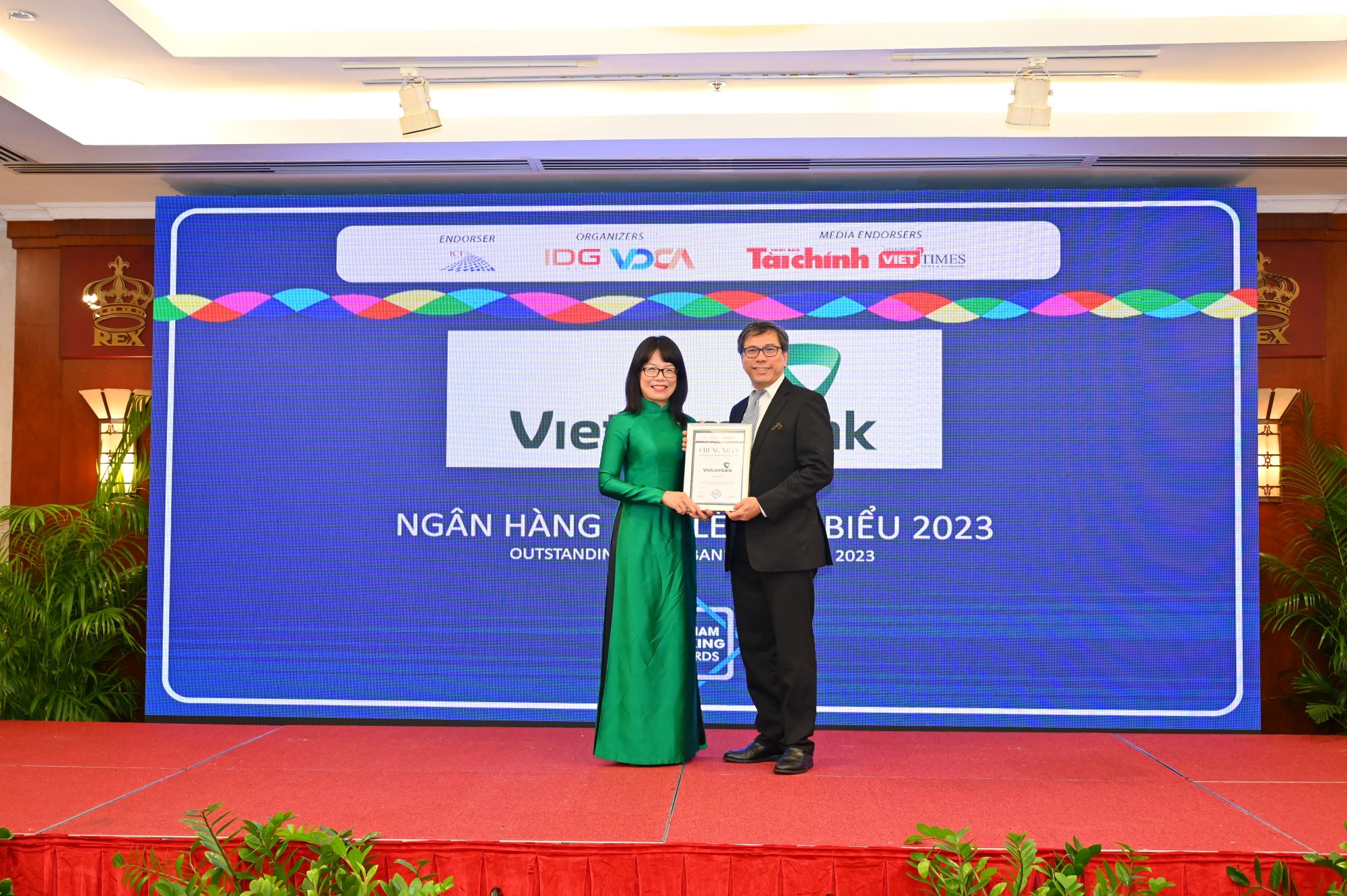 Kinh tế - Vietcombank được trao 3 giải thưởng quan trọng tại diễn đàn Ngân hàng bán lẻ Việt Nam 2023