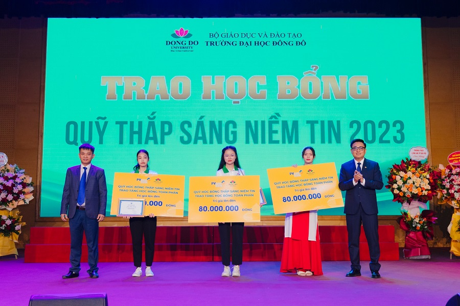 Kinh tế - PVcomBank trao 240 triệu học bổng cho sinh viên trường Đại học Đông Đô