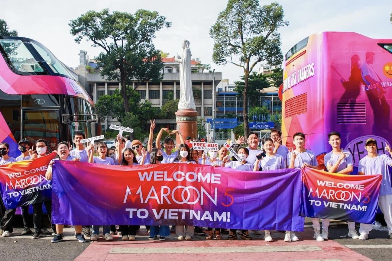 Kinh tế - Maroon 5 đổ bộ Phú Quốc, fan hâm mộ háo hức chào đón thần tượng với nhiều màn độc đáo (Hình 3).