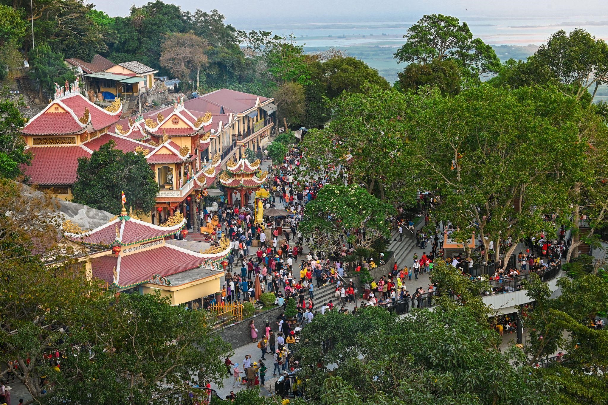 Kinh tế - Những trải nghiệm lễ hội xuân không thể bỏ lỡ tại núi Bà Đen, Tây Ninh (Hình 3).