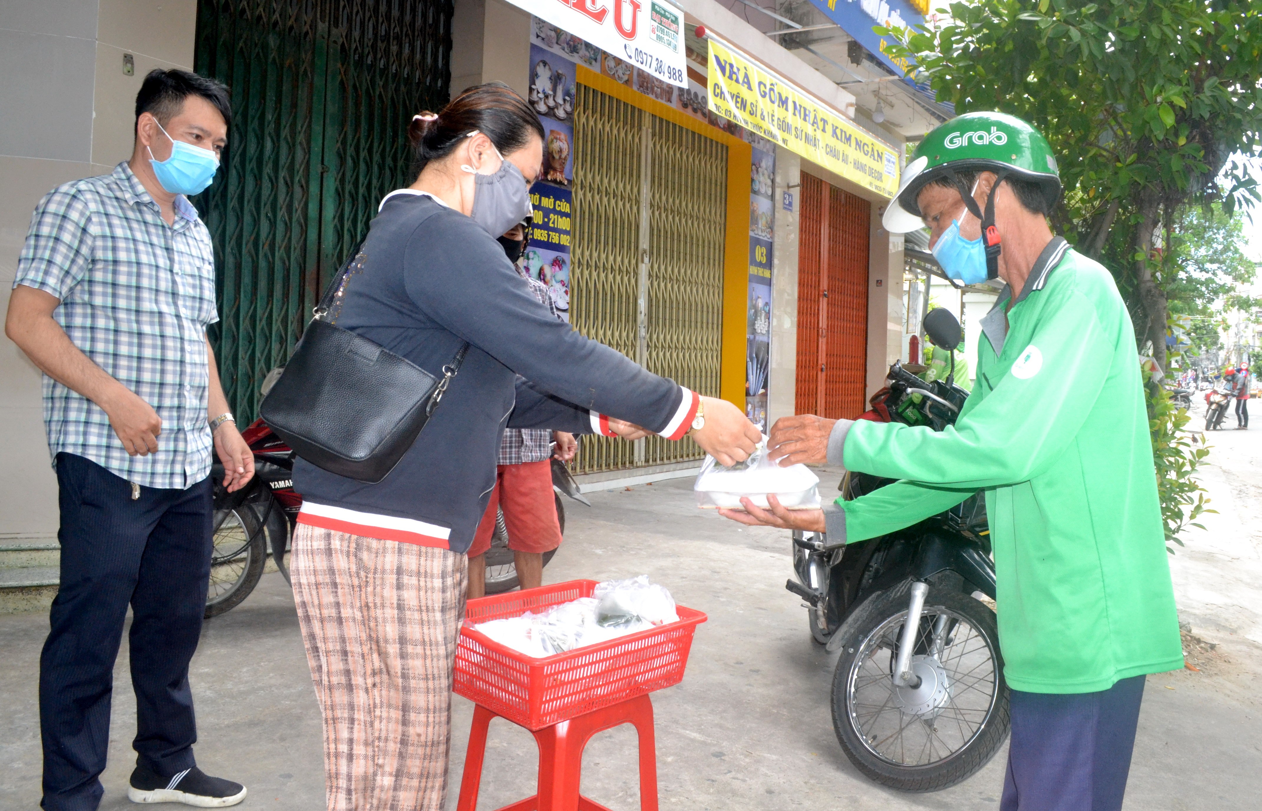 Dân sinh - Những hộp cơm nghĩa tình ngày giãn cách ở phố biển Nha Trang (Hình 5).