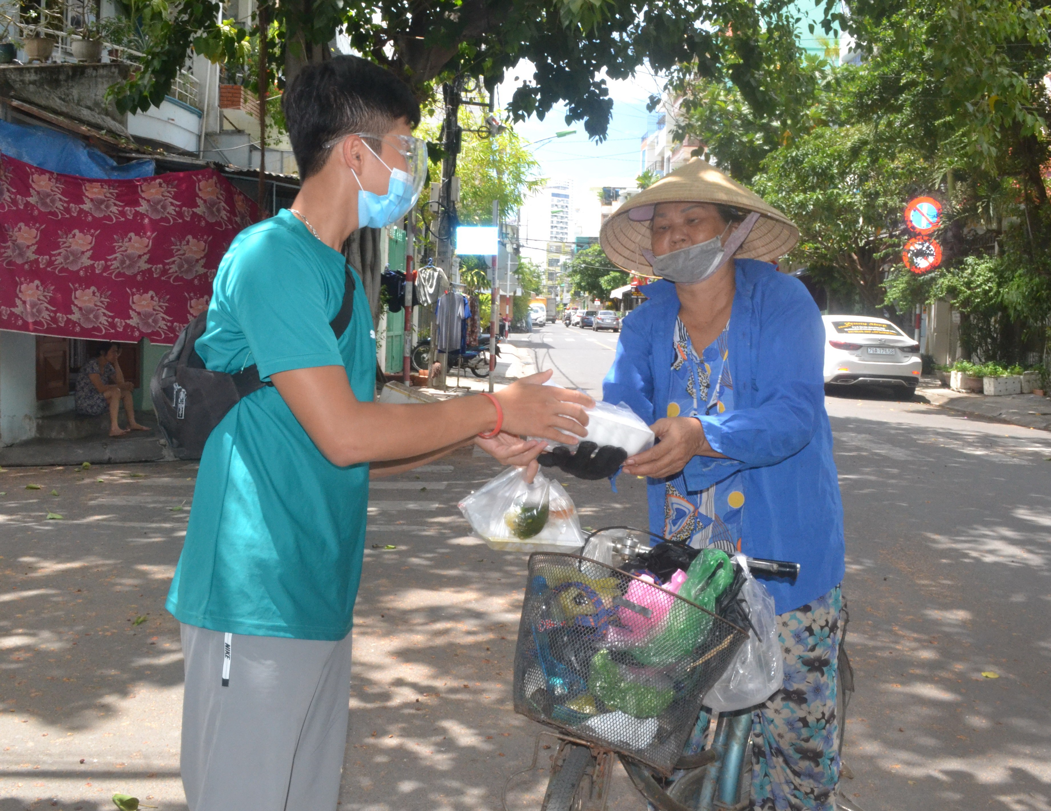 Dân sinh - Những hộp cơm nghĩa tình ngày giãn cách ở phố biển Nha Trang (Hình 4).