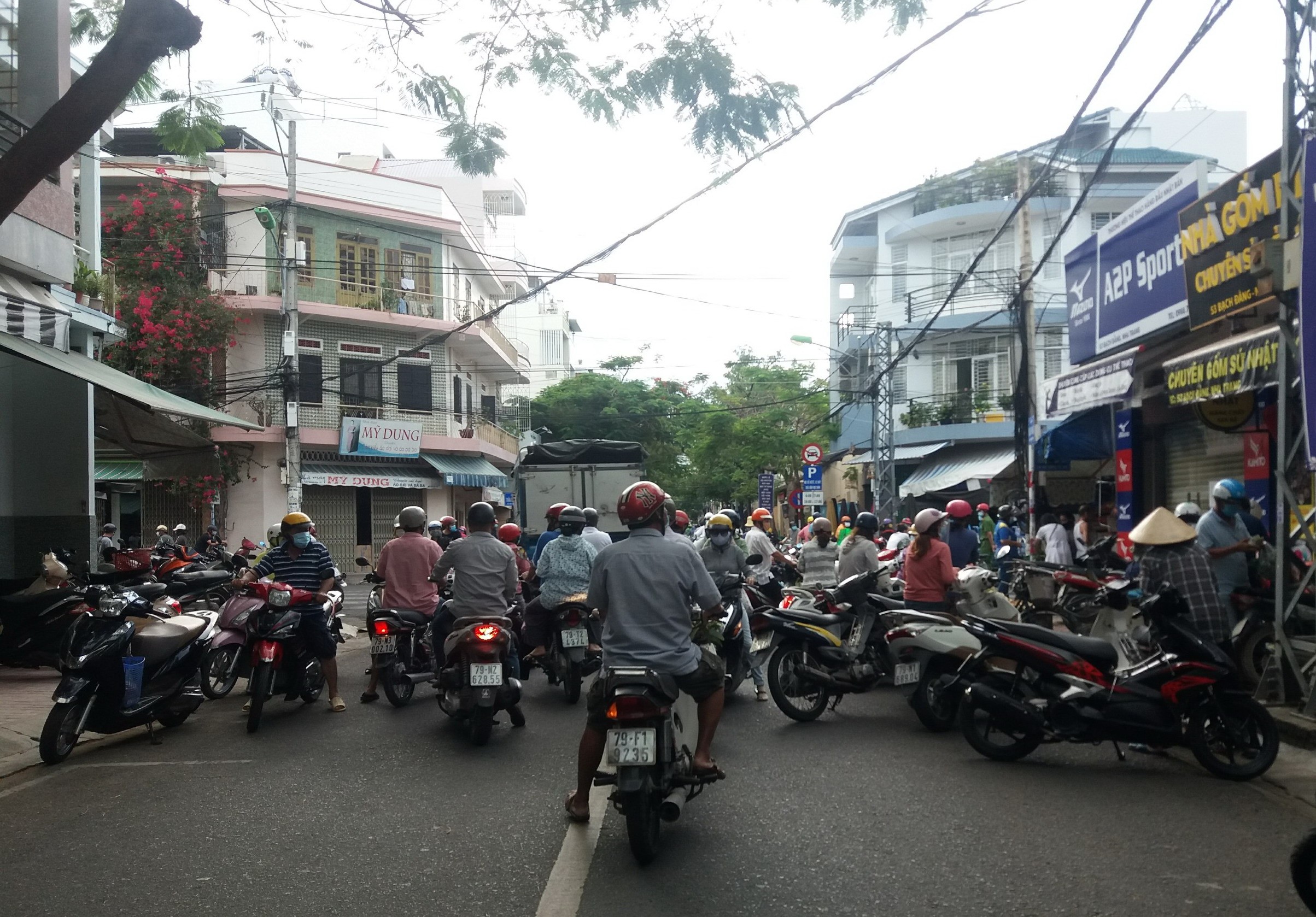 Dân sinh - Nha Trang: Phát thẻ đi siêu thị cho người dân với tần suất 4 ngày/lần (Hình 2).