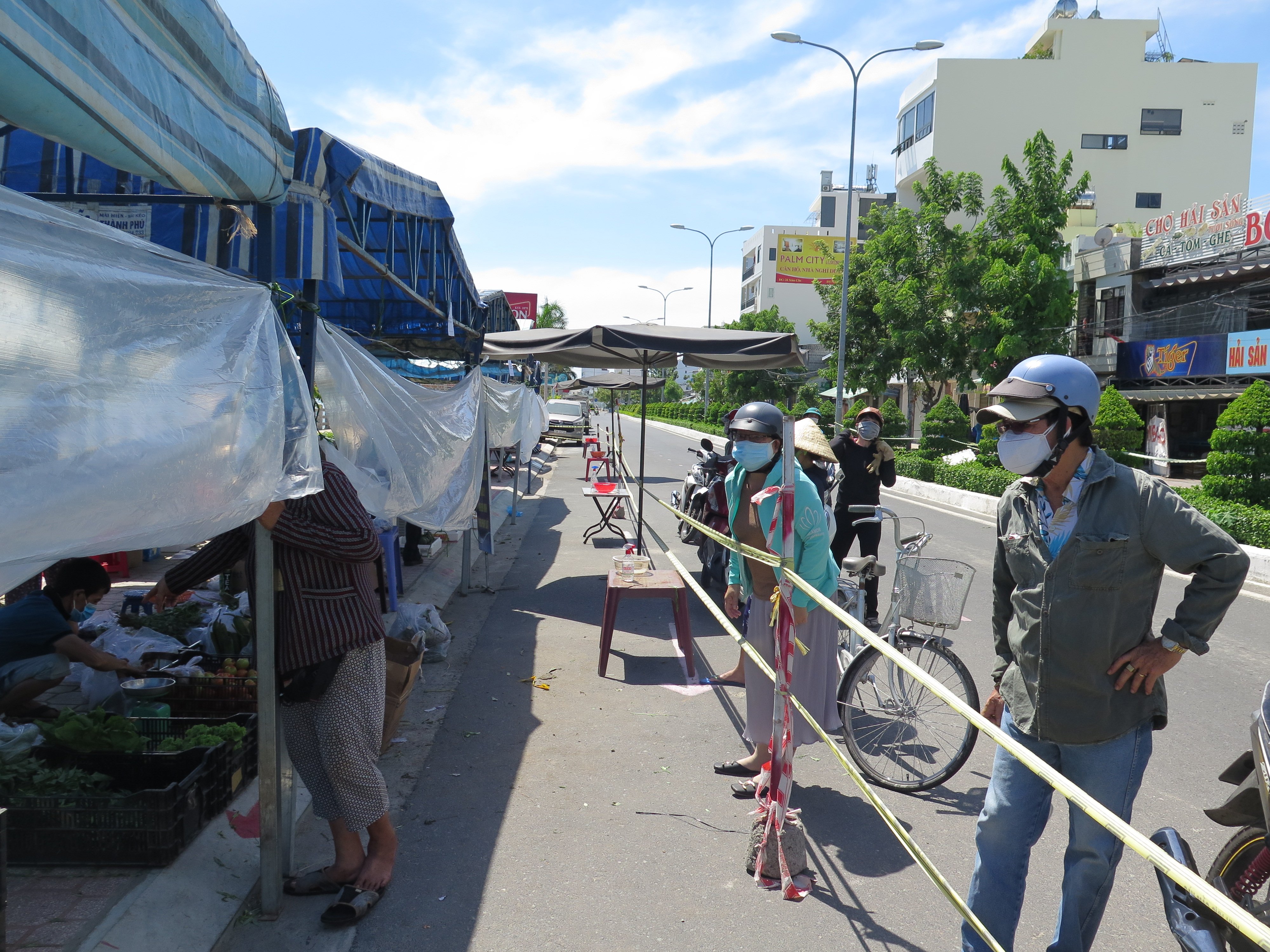 Tiêu dùng & Dư luận - Nha Trang: Đưa chợ ra phố phục vụ người dân mua thực phẩm (Hình 2).