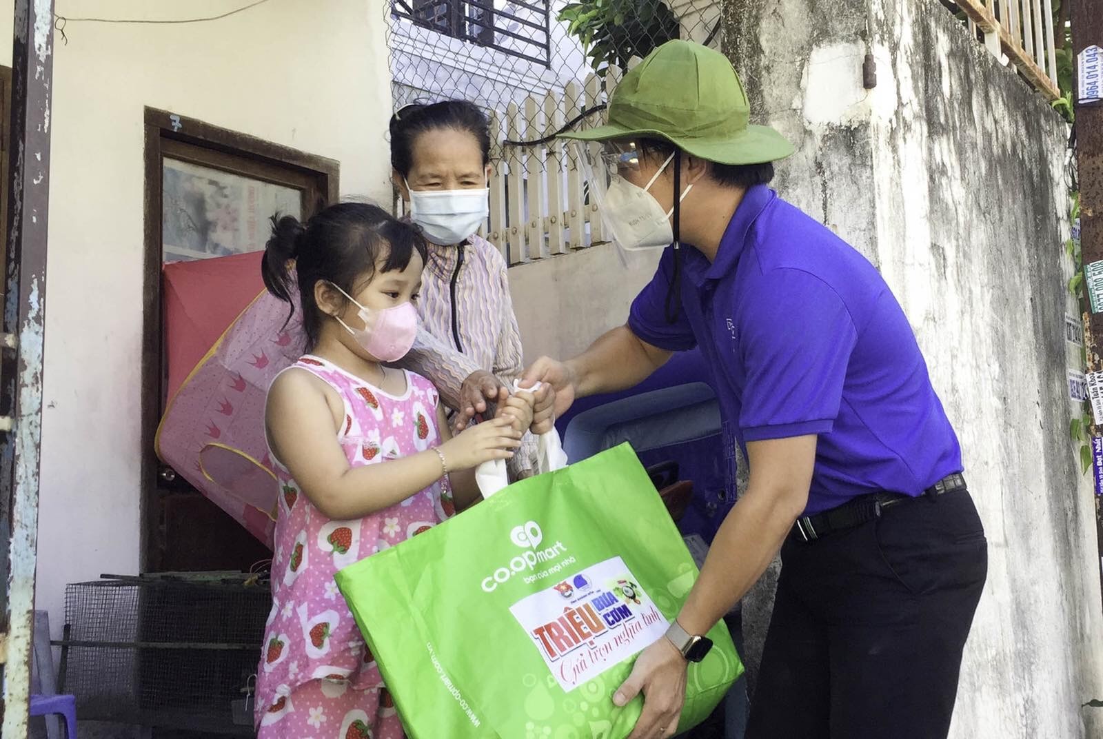 Dân sinh - Khánh Hòa: Trao 1.000 phần nhu yếu phẩm cho người dân các khu trọ  (Hình 3).